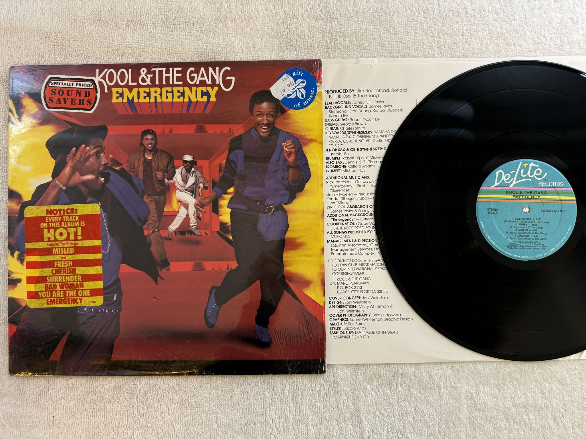 Omslagsbild för skivan KOOL AND THE GANG emergency LP -84 US DE-LITE 422-822 943-1 ** hype sticker **