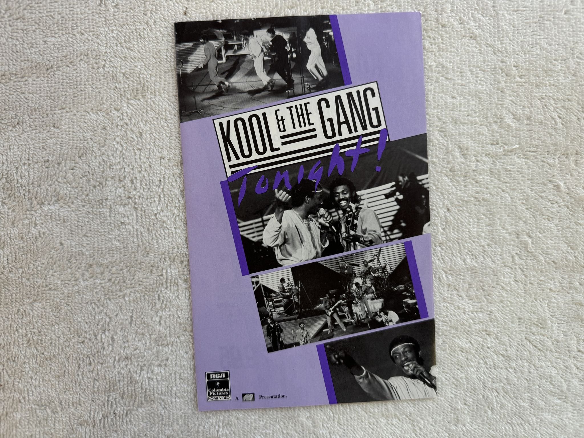 Omslagsbild för skivan KOOL AND THE GANG emergency LP -84 US DE-LITE 422-822 943-1 ** hype sticker **