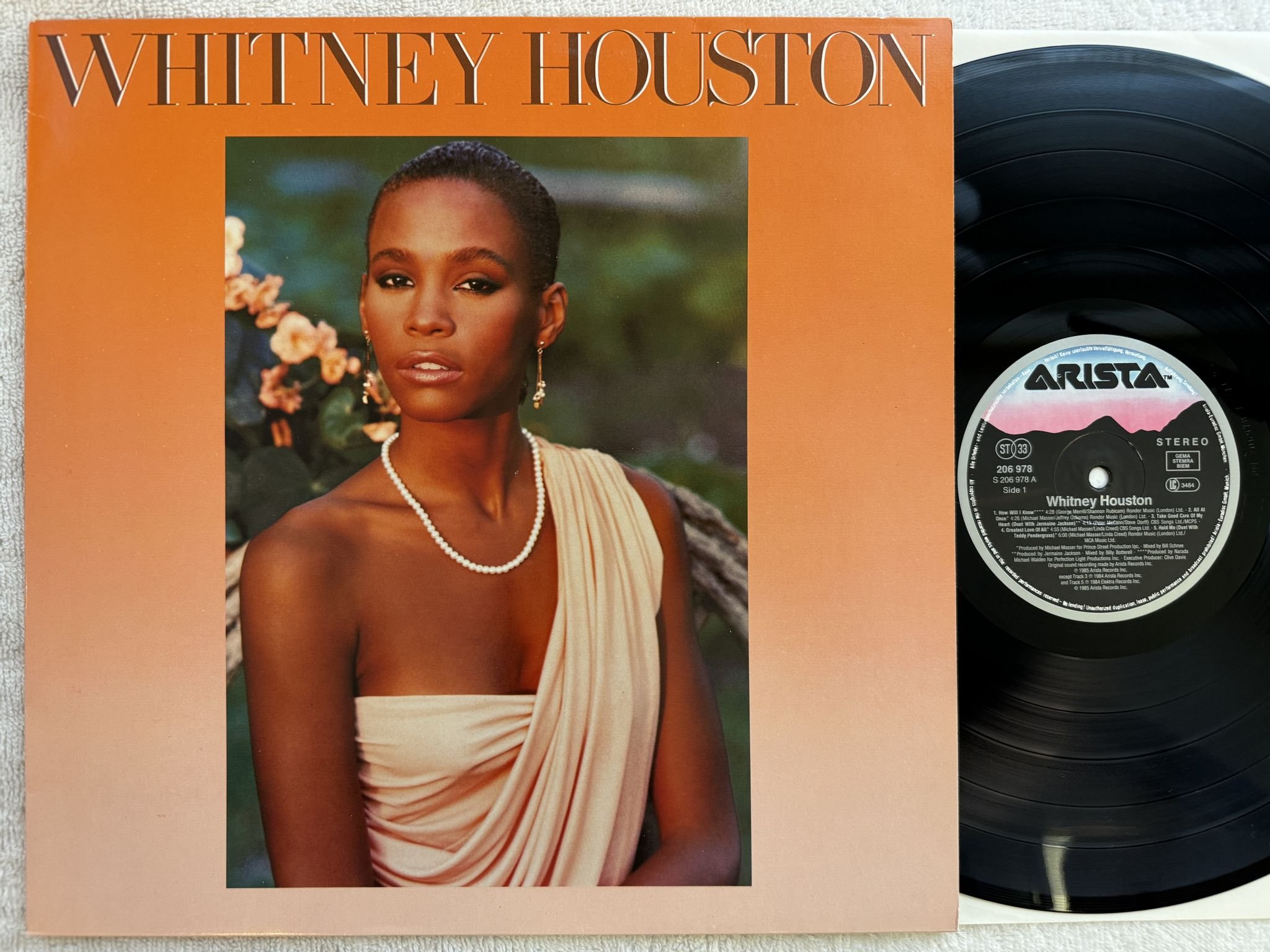 Omslagsbild för skivan WHITNEY HOUSTON s/t LP -85 Hol ARISTA 206978