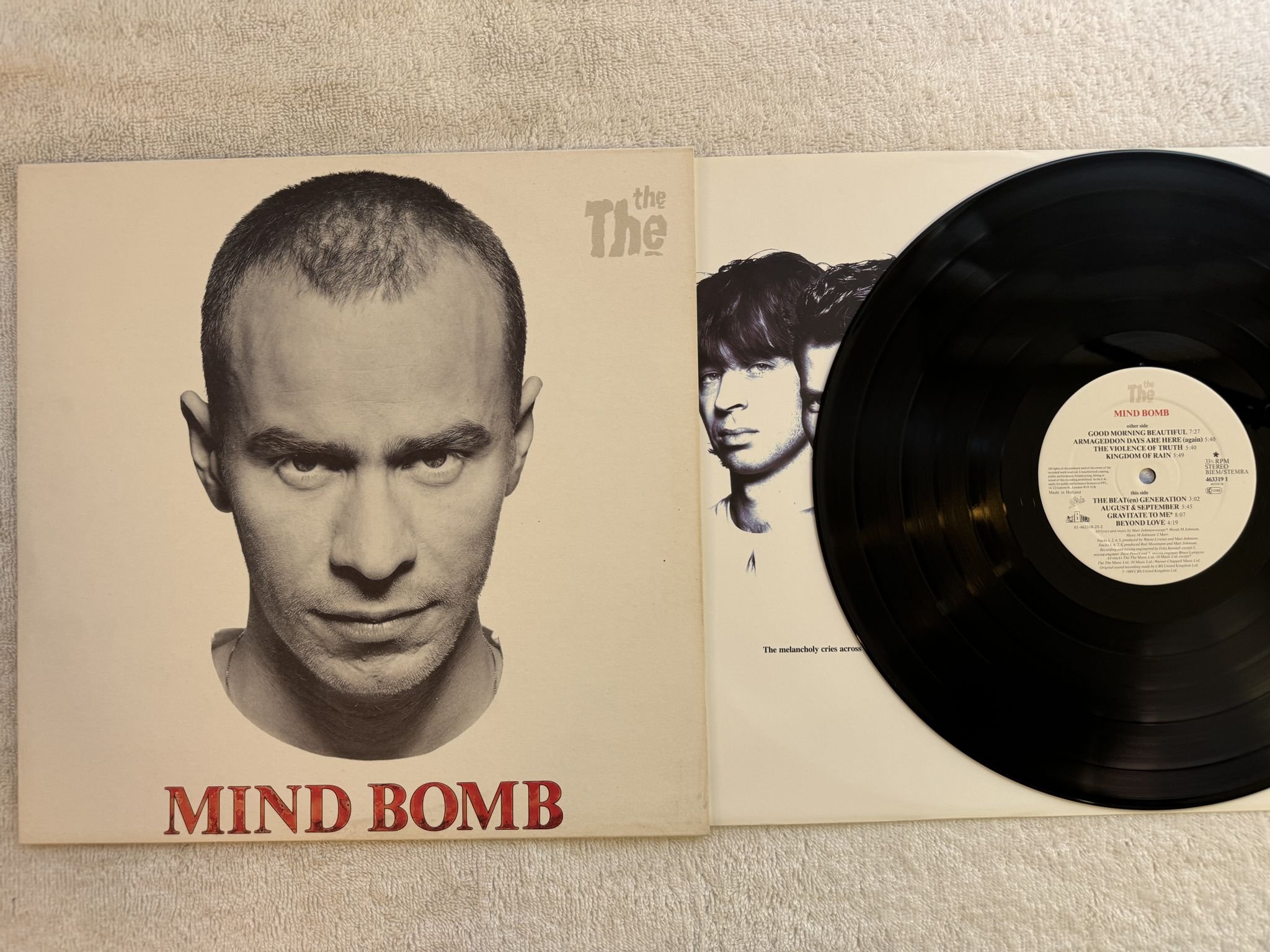 Omslagsbild för skivan THE THE mind bomb LP -89 EPIC 4633191
