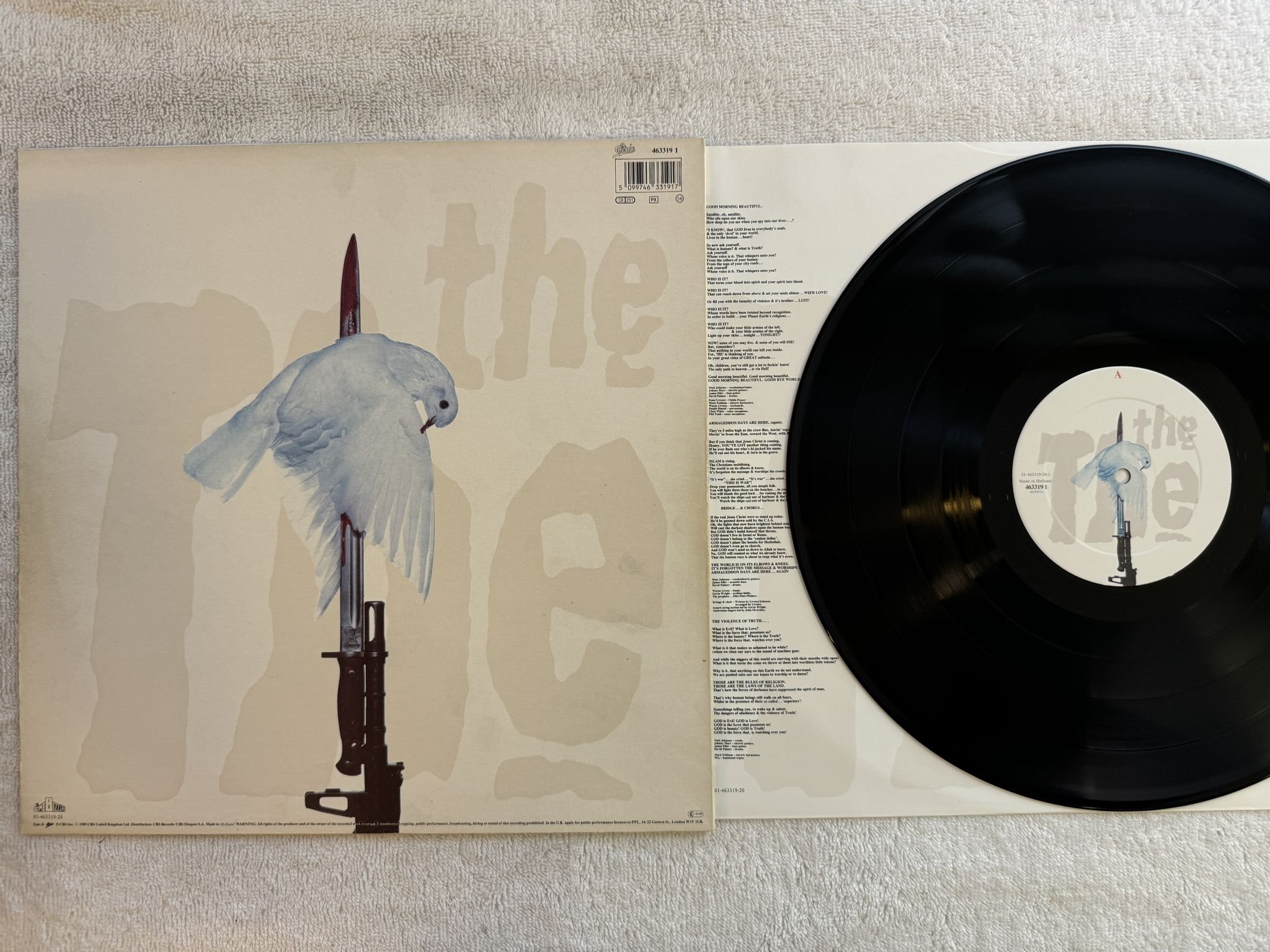 Omslagsbild för skivan THE THE mind bomb LP -89 EPIC 4633191