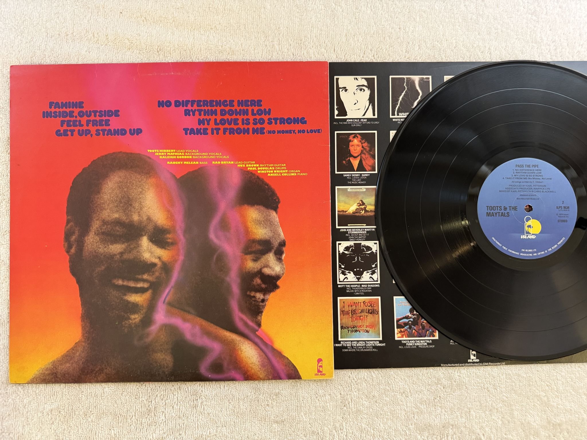 Omslagsbild för skivan TOOTS & THE MAYTALS pass the pipe LP -79 UK ISLAND ILPS 9534