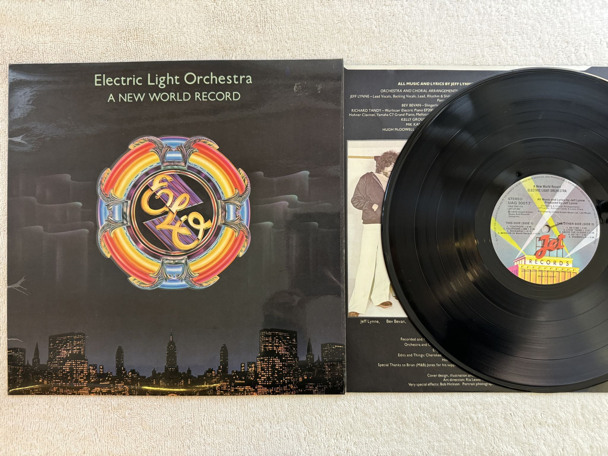 Omslagsbild för skivan ELECTRIC LIGHT ORCHESTRA a new world record LP -76 UK JET UAG 30017
