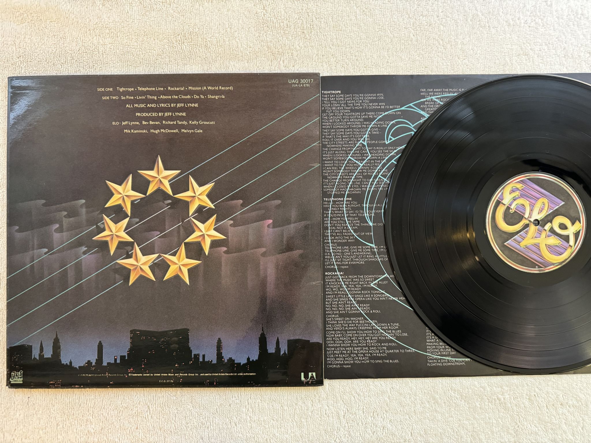 Omslagsbild för skivan ELECTRIC LIGHT ORCHESTRA a new world record LP -76 UK JET UAG 30017