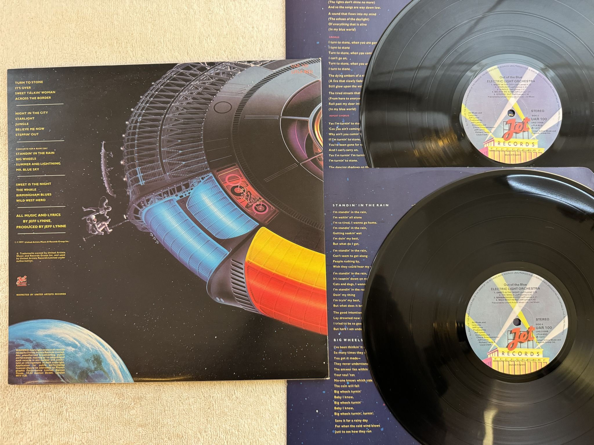 Omslagsbild för skivan ELECTRIC LIGHT ORCHESTRA out of the blue 2xLP -77 UK JET UAR 100