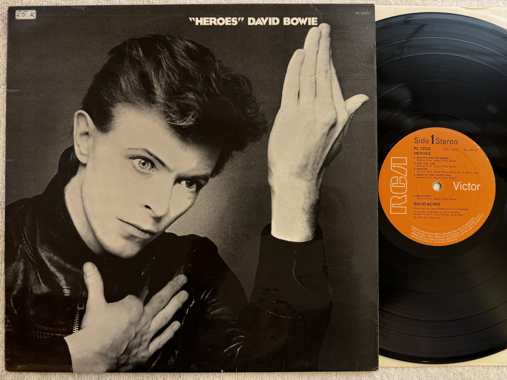 Omslagsbild för skivan DAVID BOWIE heroes LP -77 UK RCA PL 12522