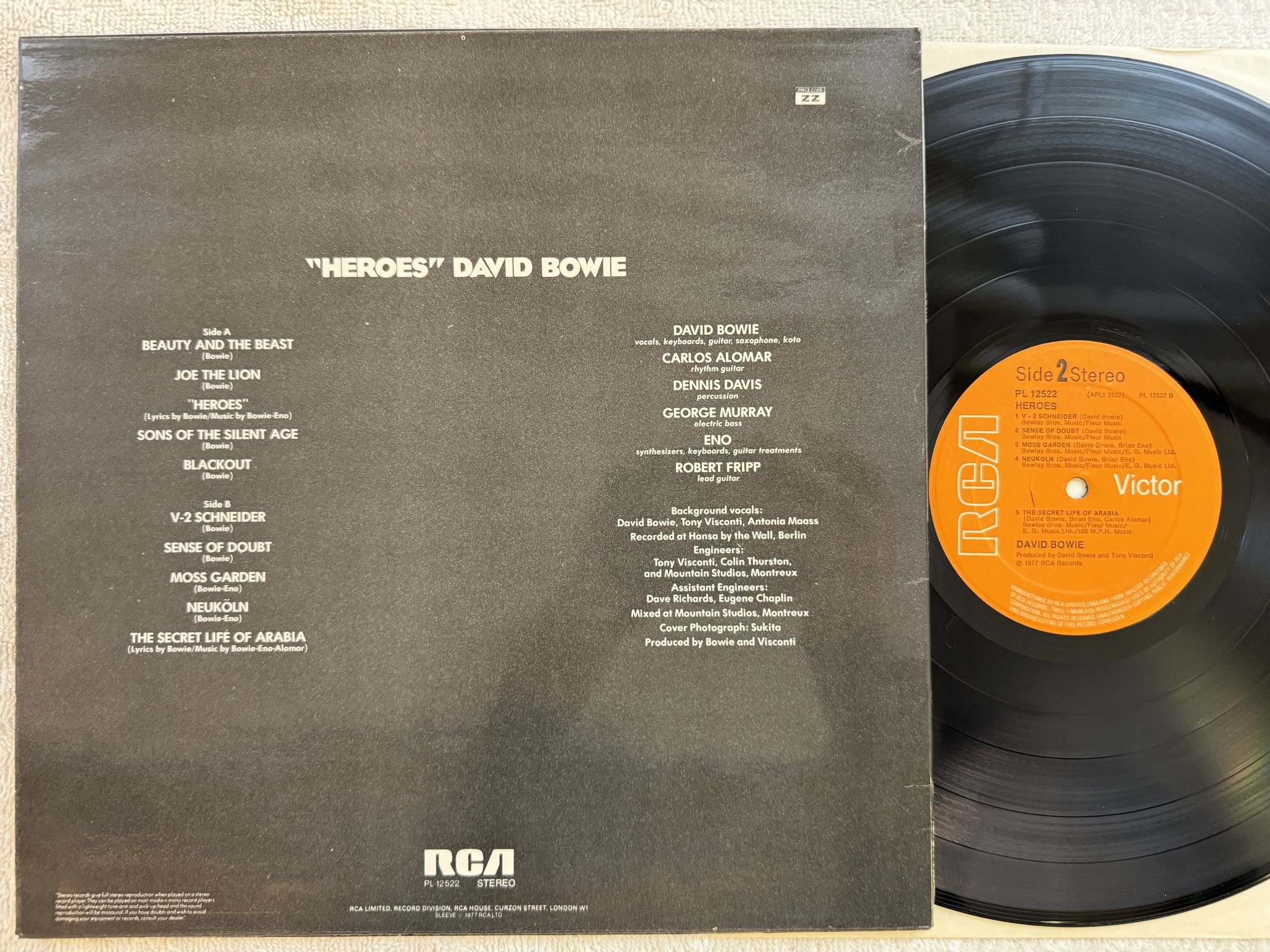 Omslagsbild för skivan DAVID BOWIE heroes LP -77 UK RCA PL 12522