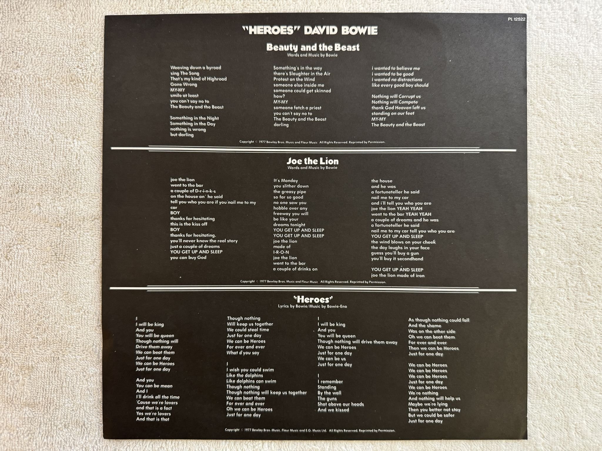 Omslagsbild för skivan DAVID BOWIE heroes LP -77 UK RCA PL 12522