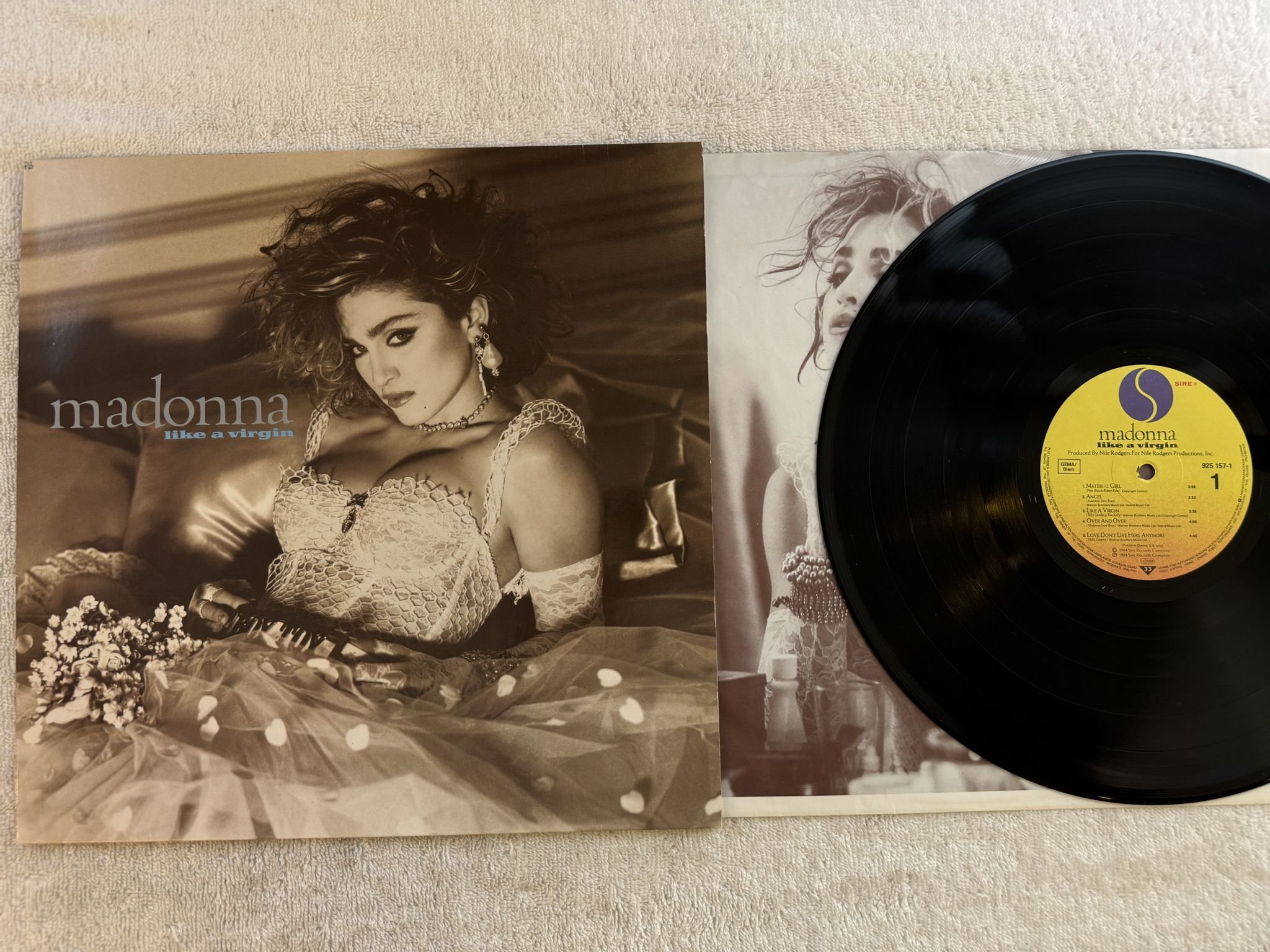 Omslagsbild för skivan MADONNA like a virgin LP -84 Ger SIRE 925 157-1