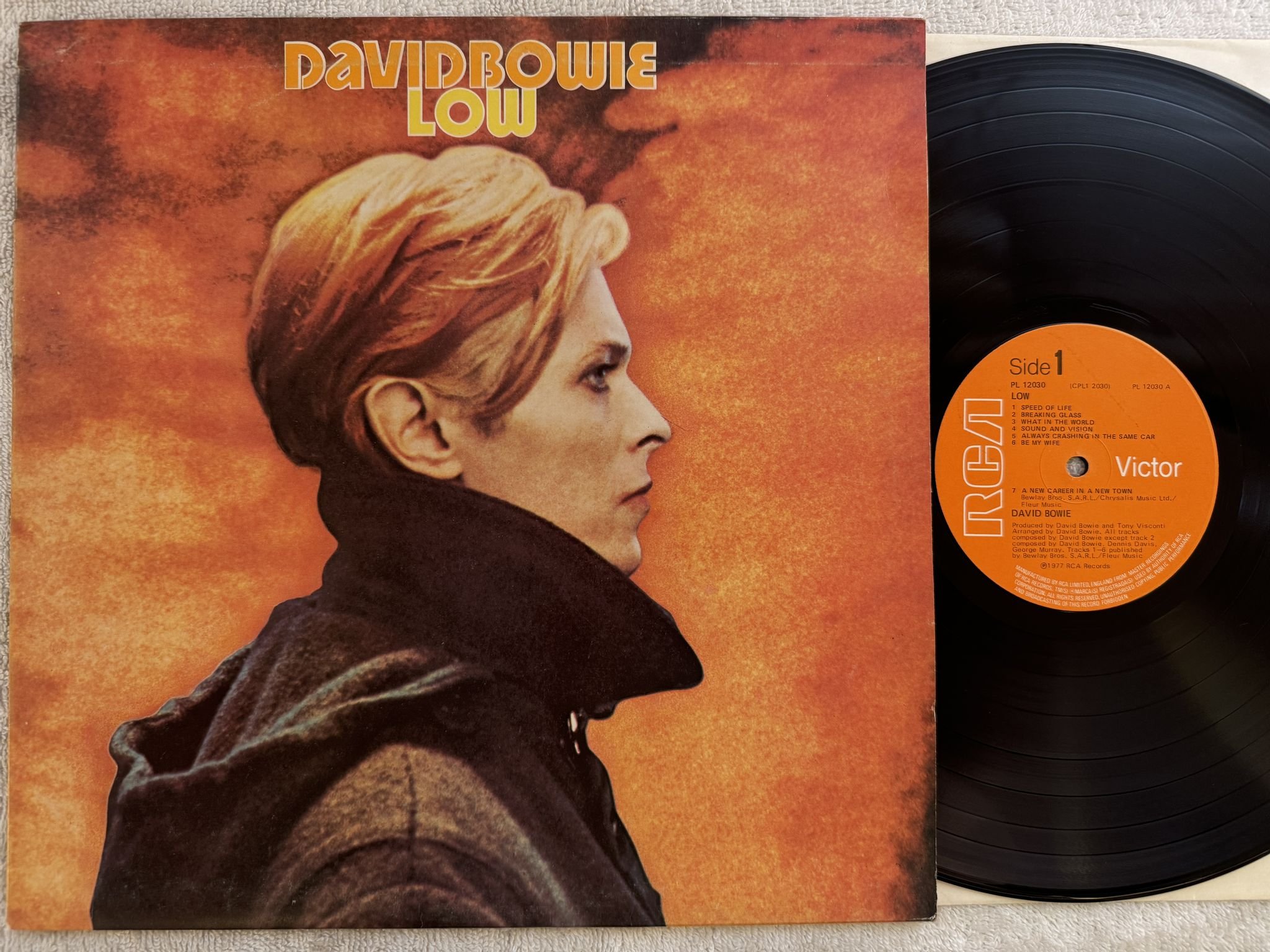 Omslagsbild för skivan DAVID BOWIE low LP -77 UK RCA PL 12030 *** TRACK LIST STICKER ***