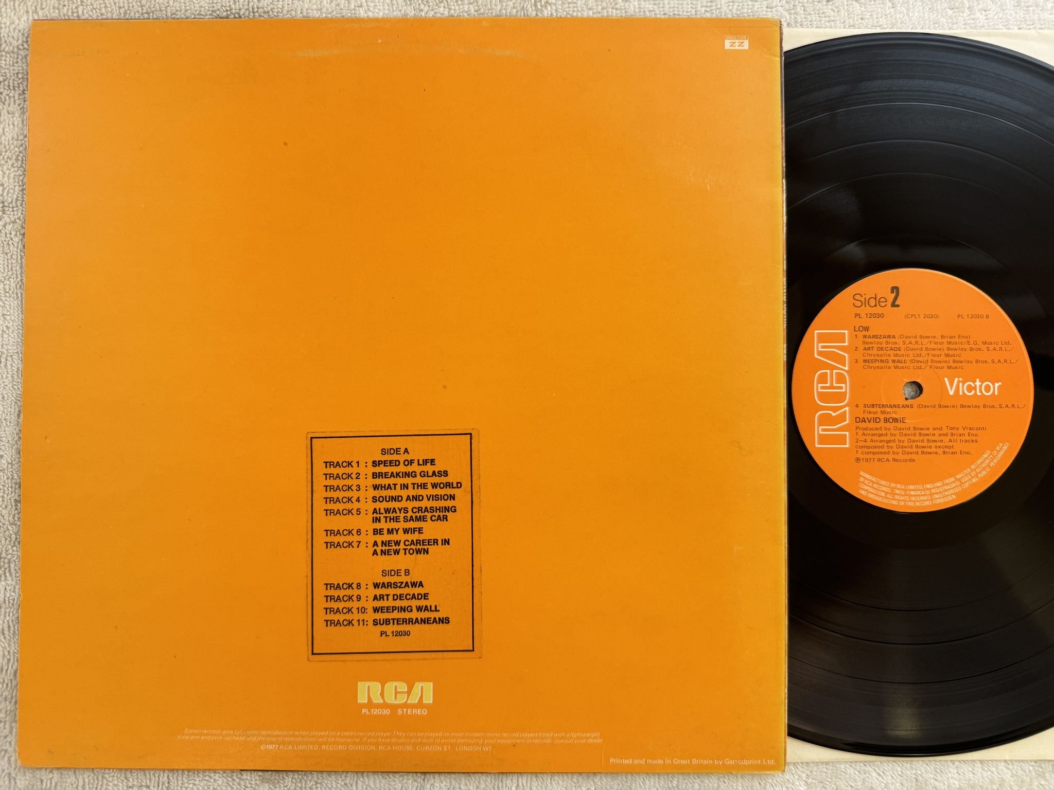 Omslagsbild för skivan DAVID BOWIE low LP -77 UK RCA PL 12030 *** TRACK LIST STICKER ***