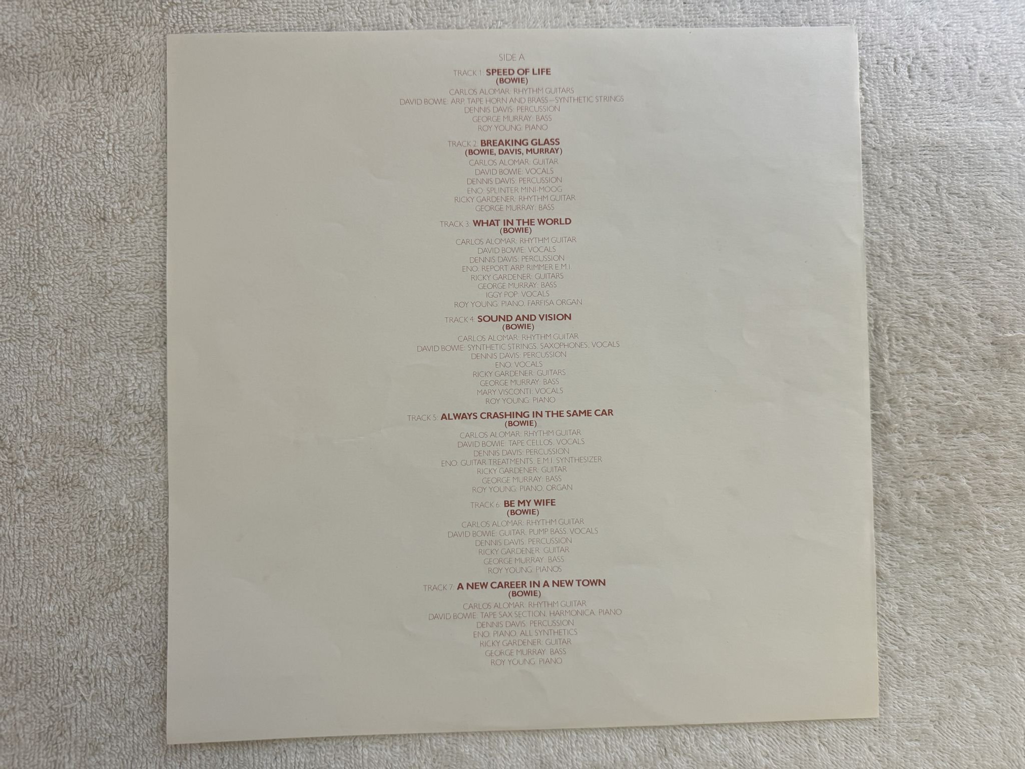Omslagsbild för skivan DAVID BOWIE low LP -77 UK RCA PL 12030 *** TRACK LIST STICKER ***