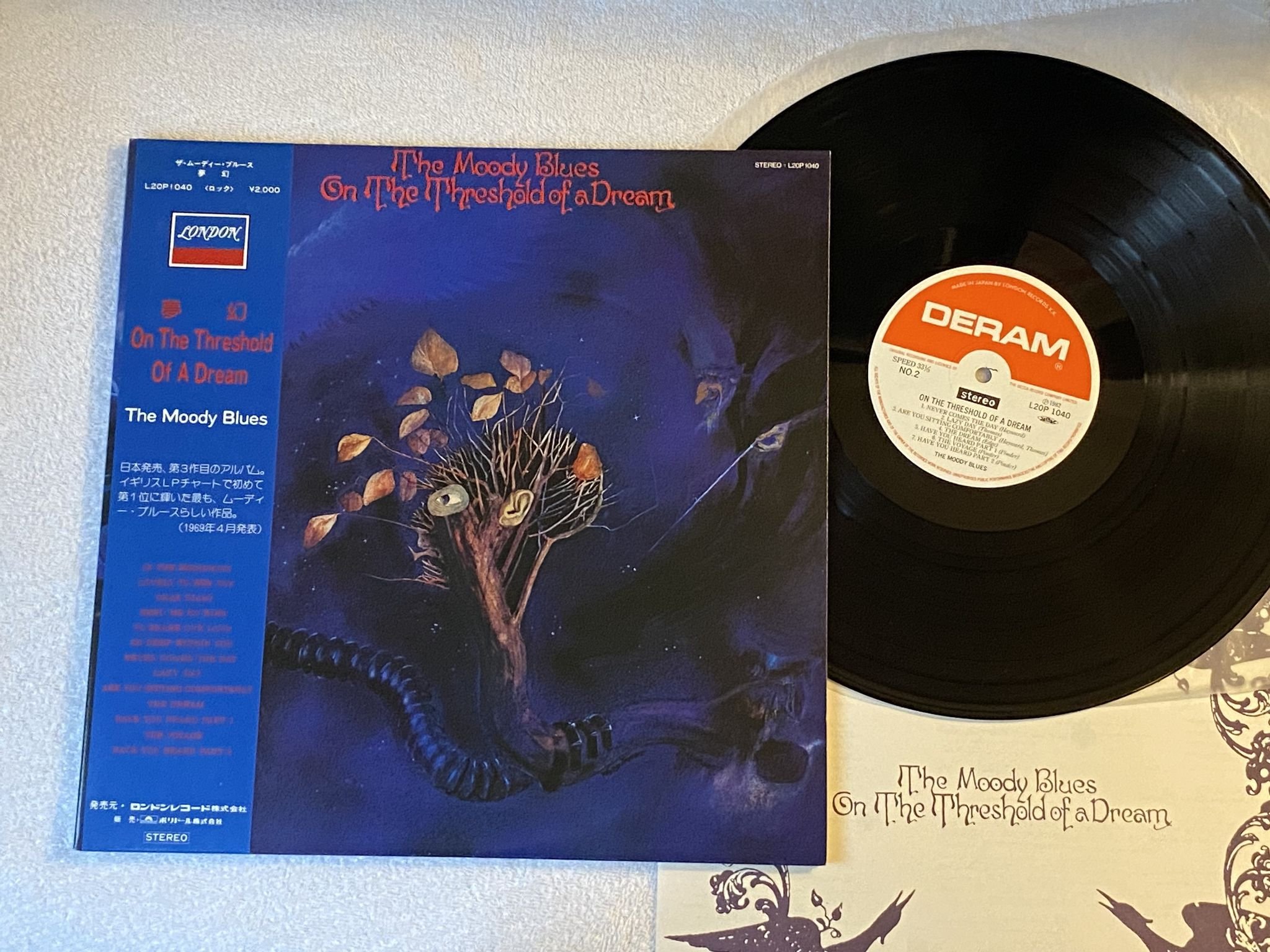 Omslagsbild för skivan MOODY BLUES On The Threshold Of A Dream LP -82 Japan LONDON L20P 1040