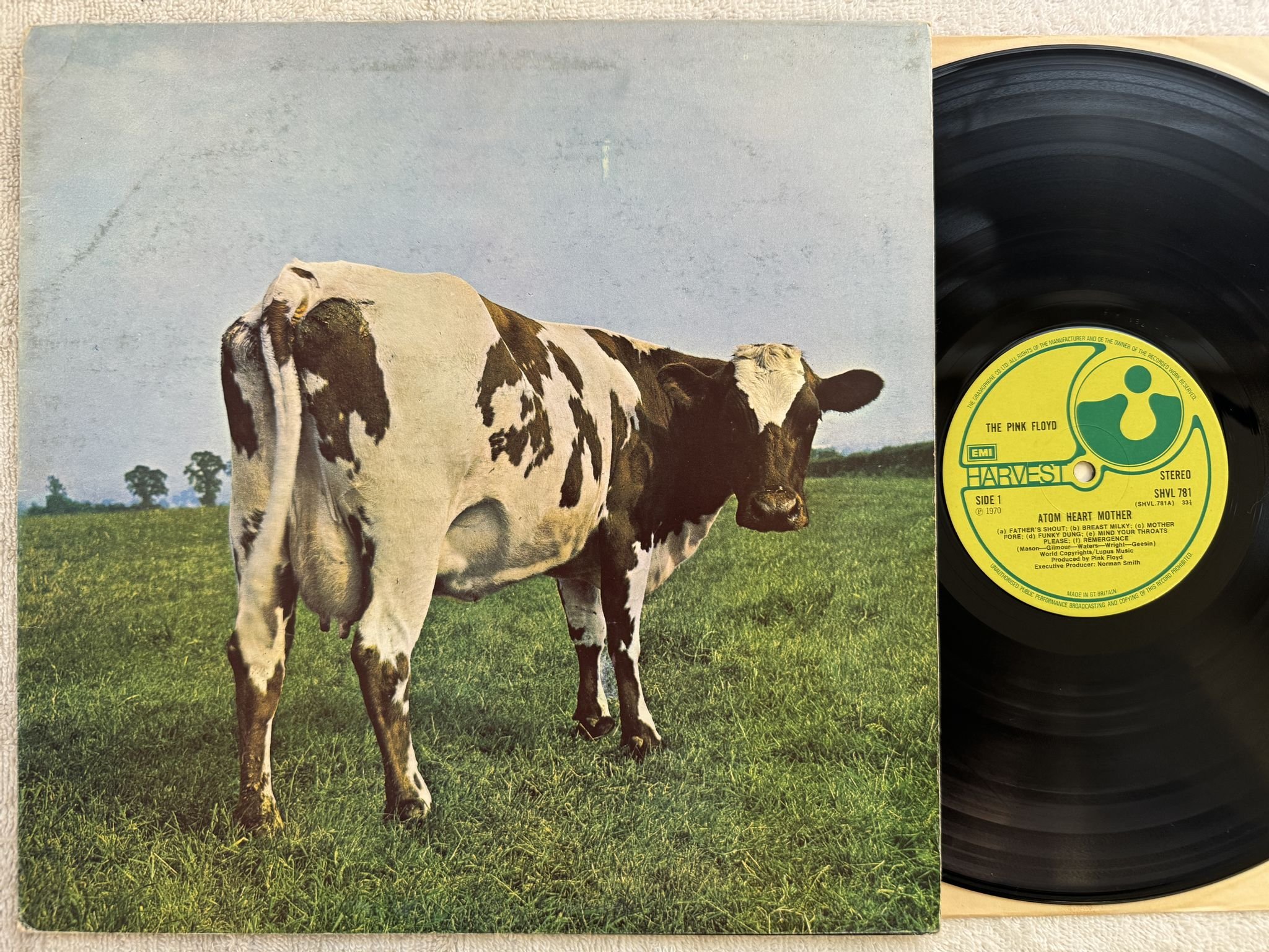 Omslagsbild för skivan PINK FLOYD atom heart mother LP -70 UK HARVEST SHVL 781