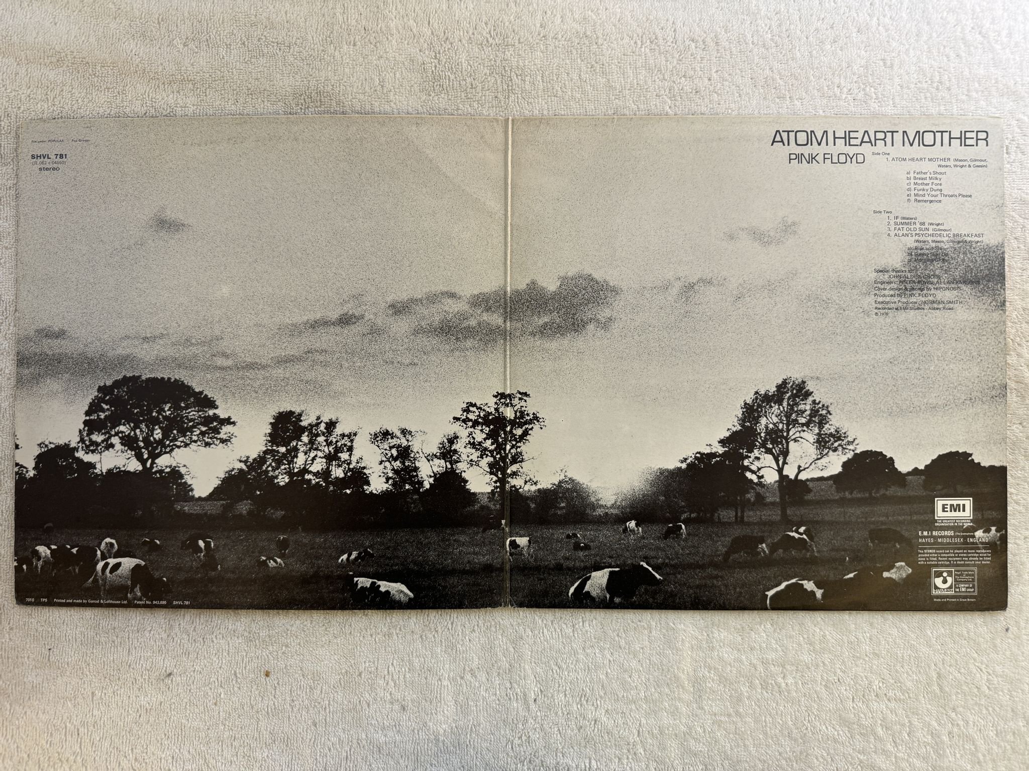 Omslagsbild för skivan PINK FLOYD atom heart mother LP -70 UK HARVEST SHVL 781