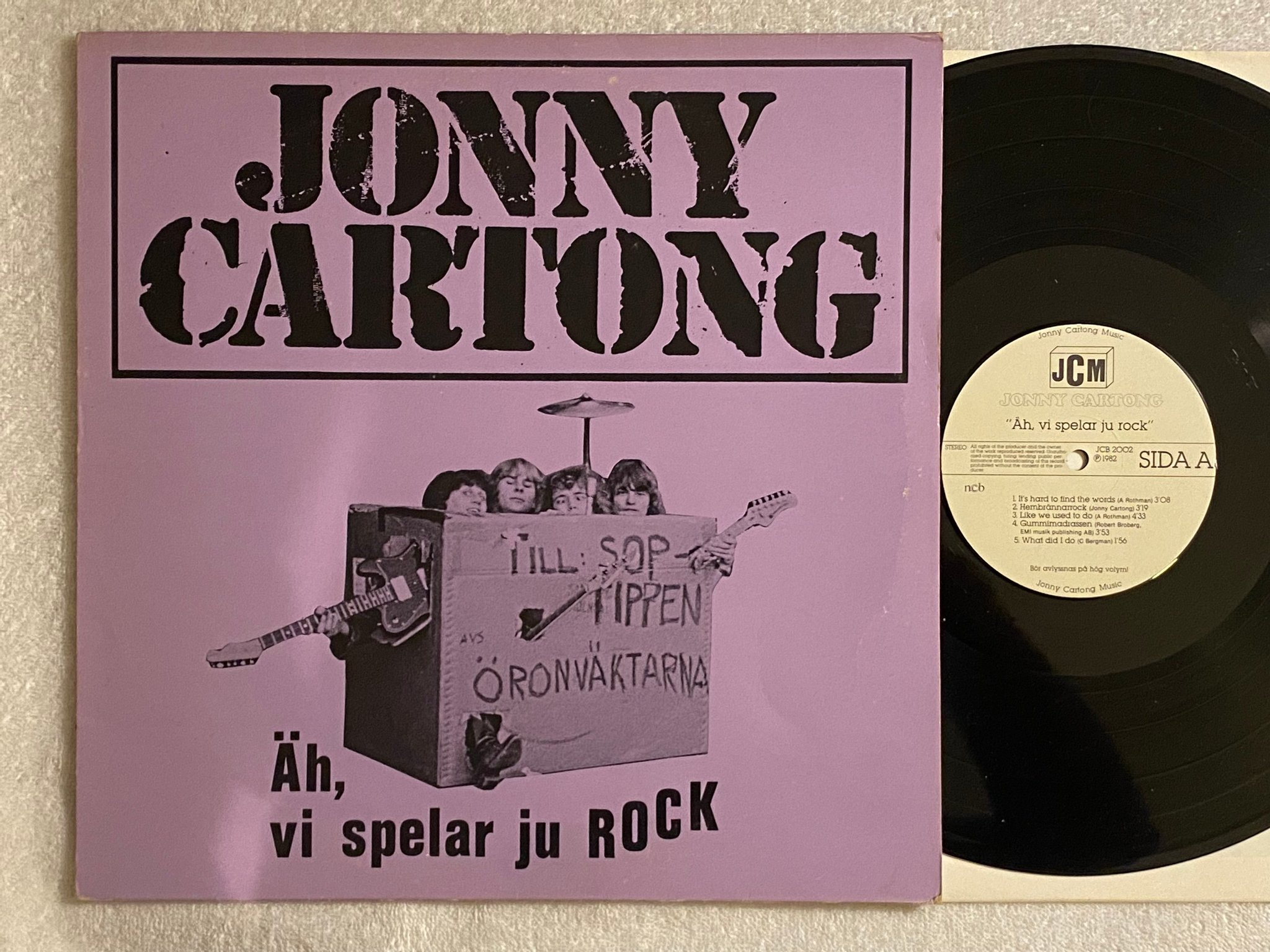 Omslagsbild för skivan JONNY CARTONG Äh, Vi Spelar Ju Rock LP -82 Swe JONNY CARTONG MUSIC JCB 2002