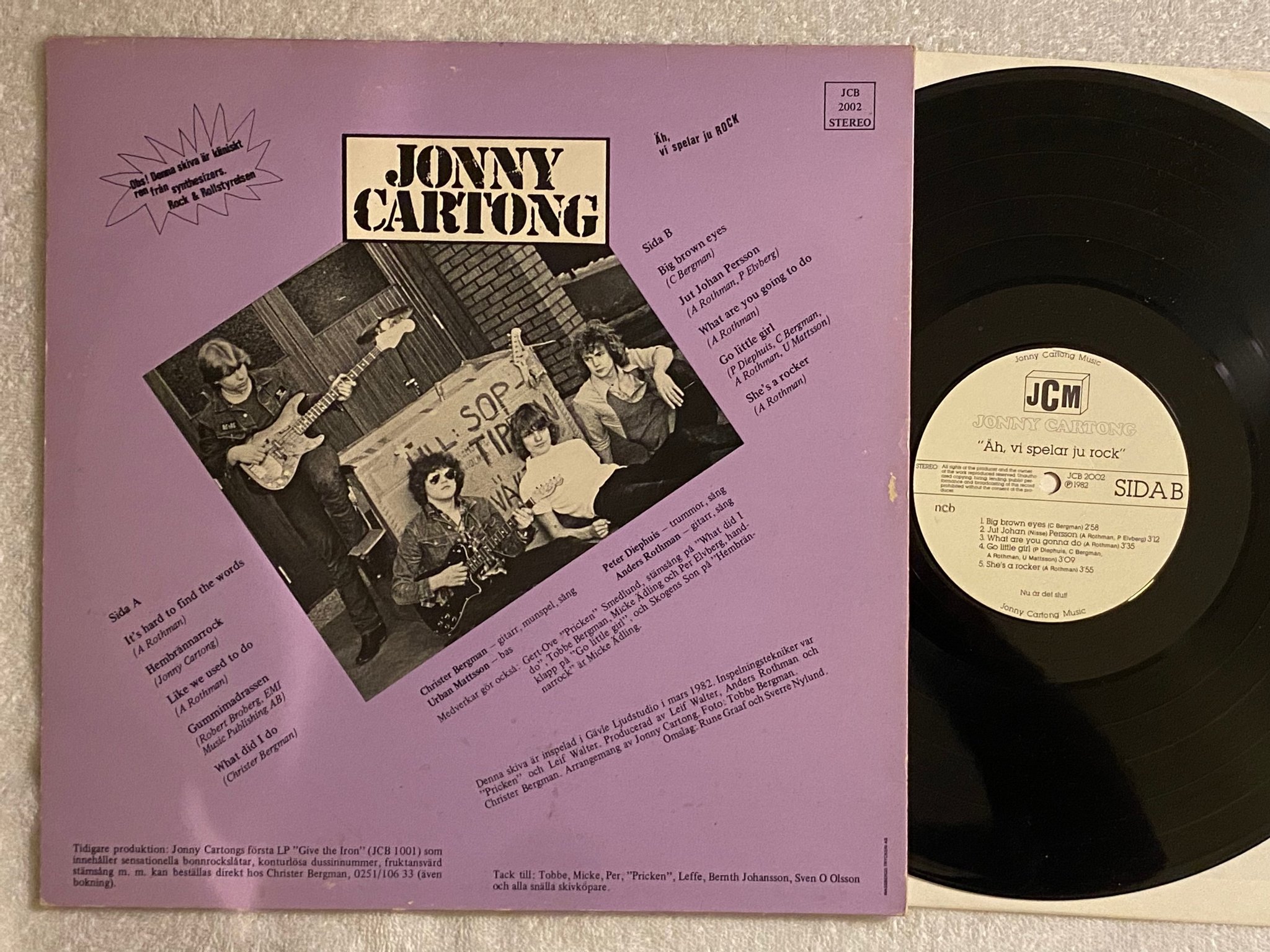 Omslagsbild för skivan JONNY CARTONG Äh, Vi Spelar Ju Rock LP -82 Swe JONNY CARTONG MUSIC JCB 2002