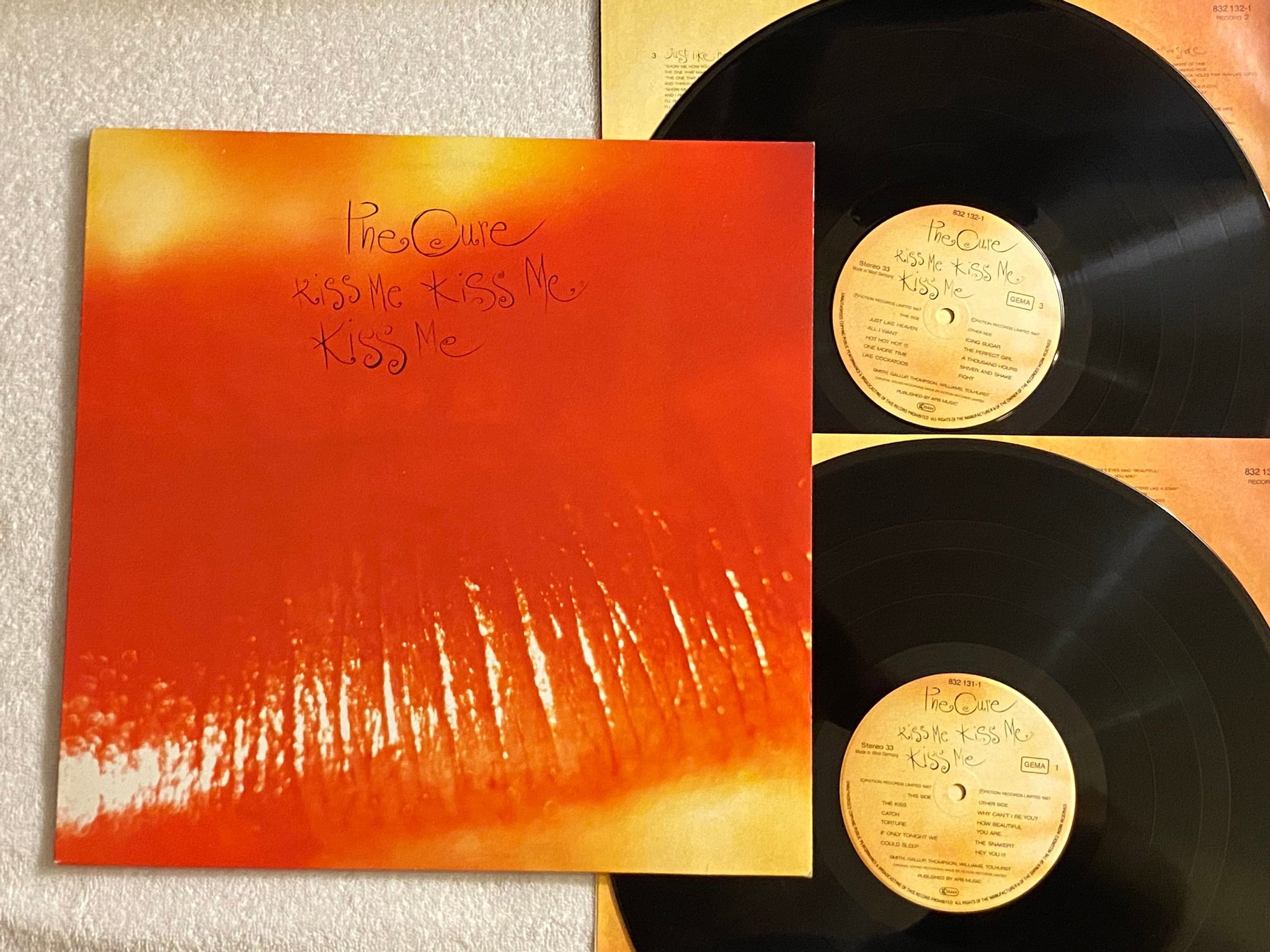 Omslagsbild för skivan THE CURE kiss me kiss me kiss me 2xLP Ger FICTION 832132-1