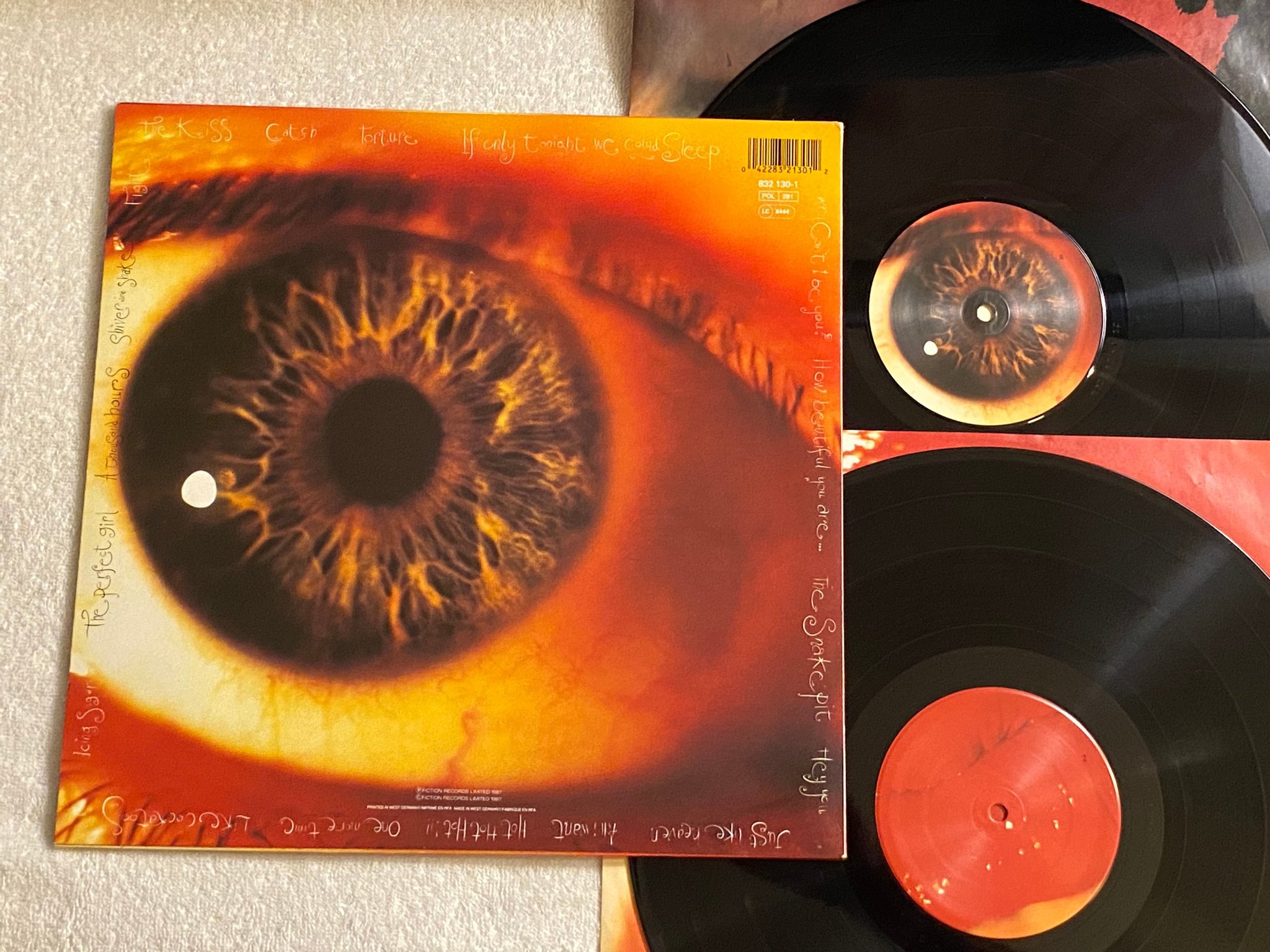 Omslagsbild för skivan THE CURE kiss me kiss me kiss me 2xLP Ger FICTION 832132-1