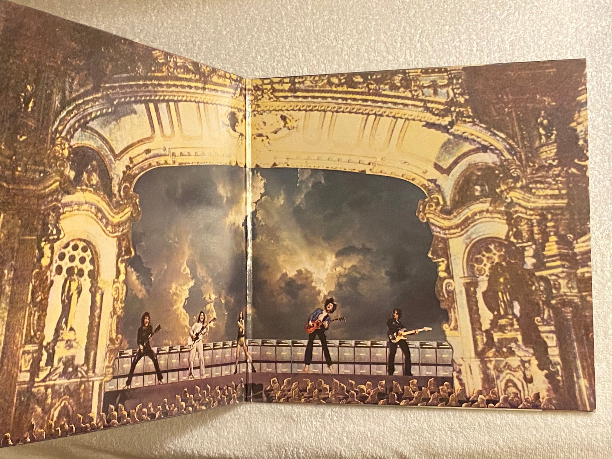 Omslagsbild för skivan BLUE ÖYSTER CULT On Your Feet Or On Your Knees 2xLP -75 CBS 88116