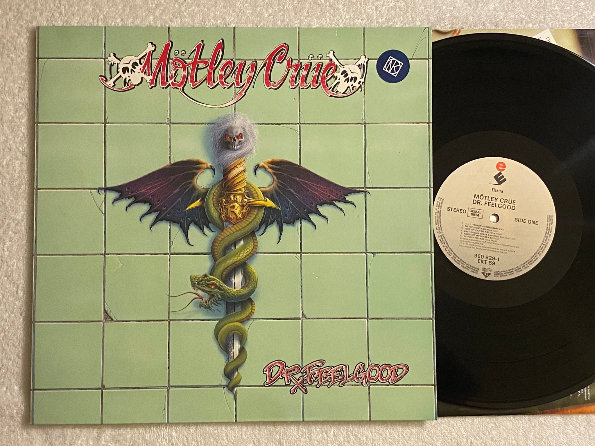 Omslagsbild för skivan MÖTLEY CRÜE Dr. Feelgood LP -89 Ger ELEKTRA 960829-1