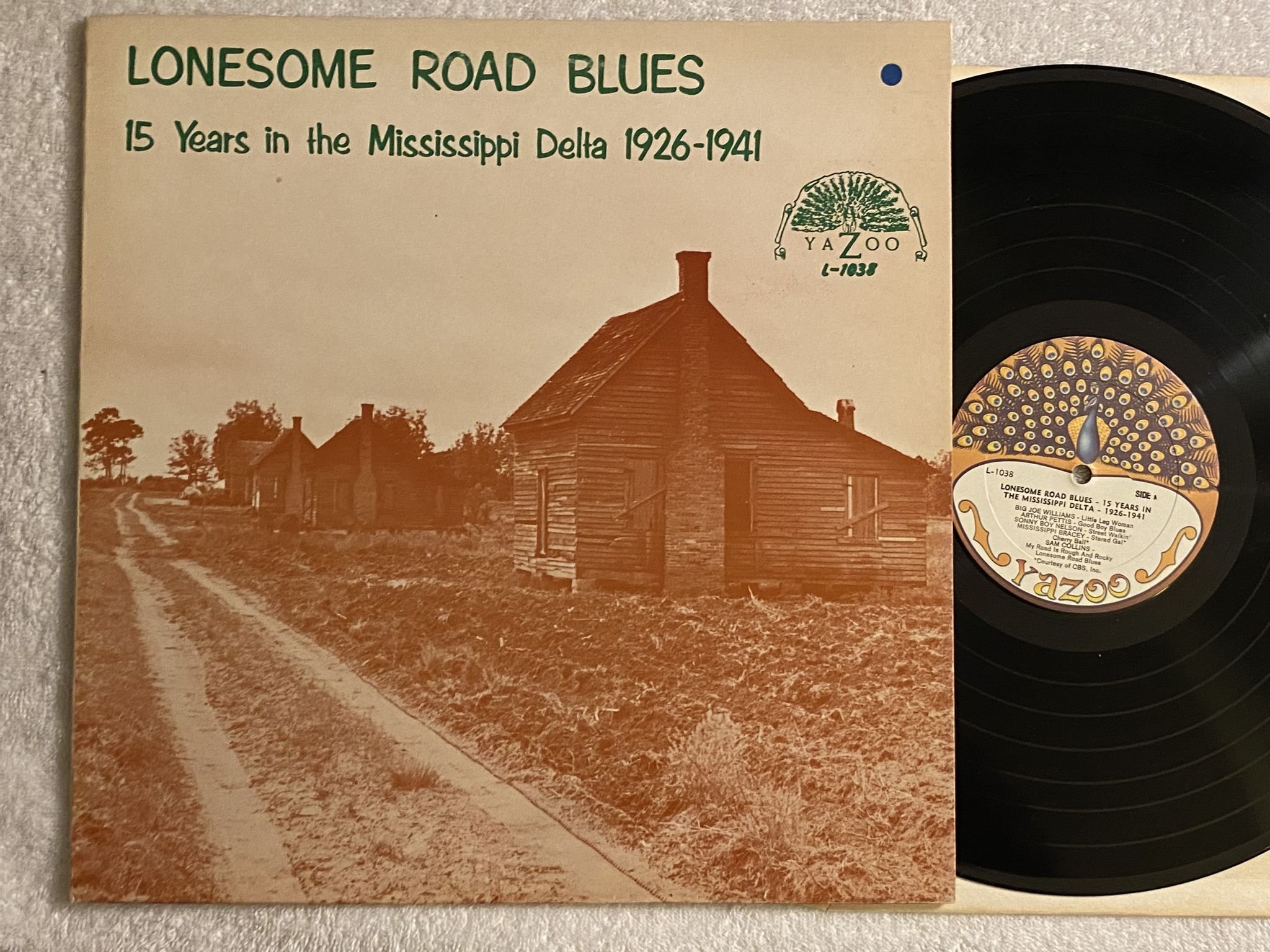 Omslagsbild för skivan V/A lonesome road blues -15 years in Mississippi delta 1926-1941 LP YAZOO L-1038