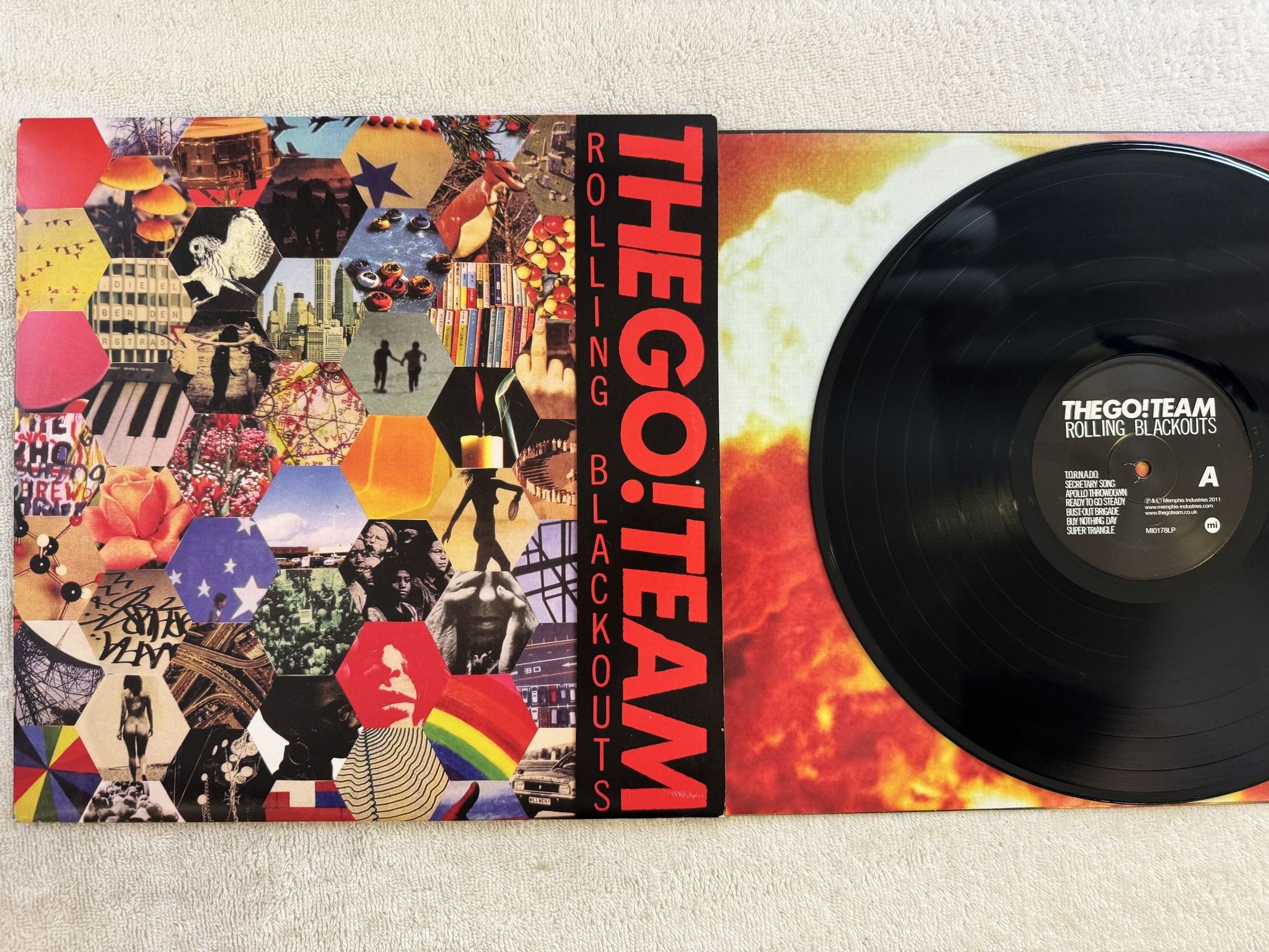 Omslagsbild för skivan THE GO! TEAM Rolling Blackouts LP 2011 MEMPHIS INDUSTRIES MI0178LP