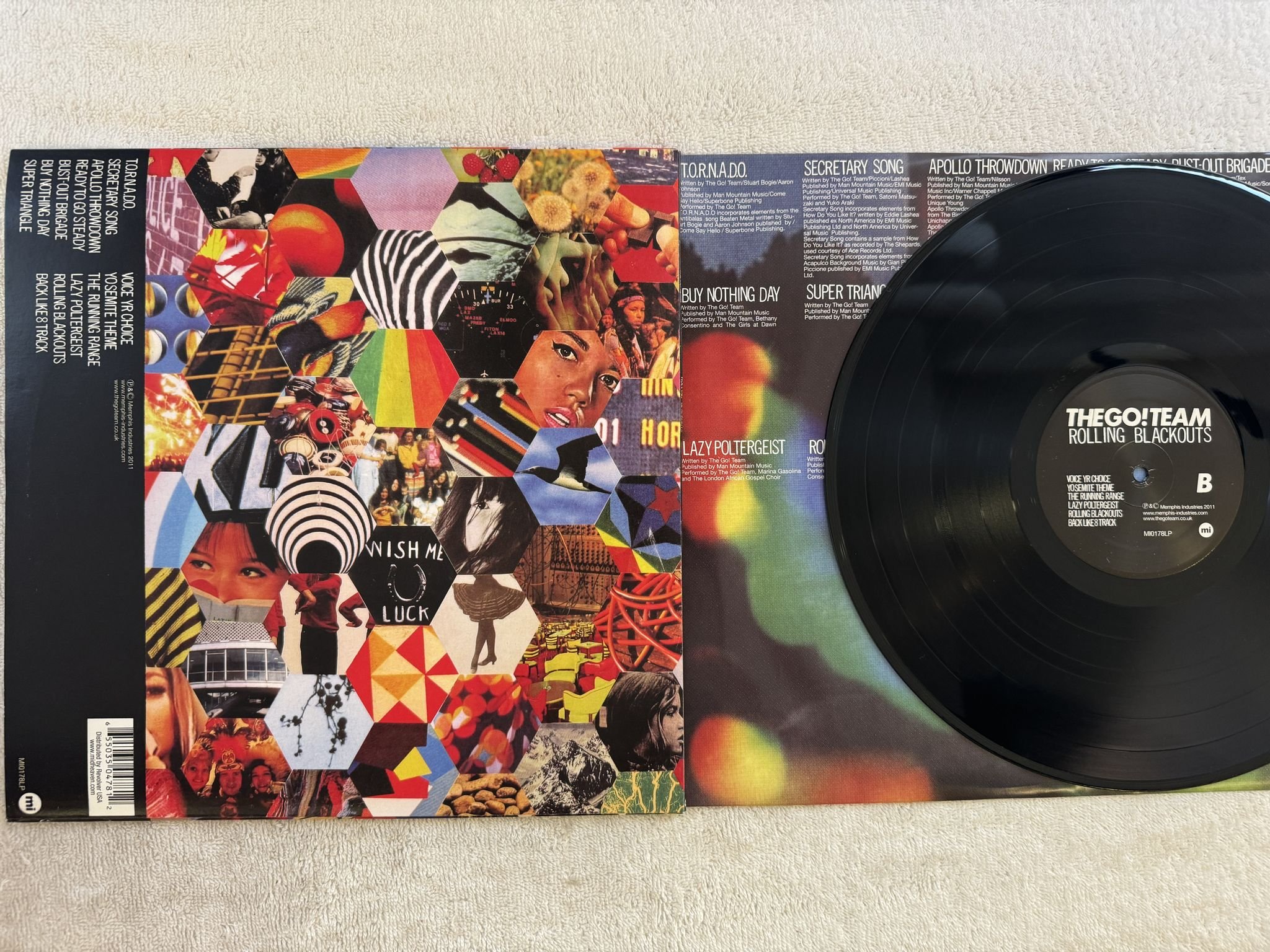 Omslagsbild för skivan THE GO! TEAM Rolling Blackouts LP 2011 MEMPHIS INDUSTRIES MI0178LP