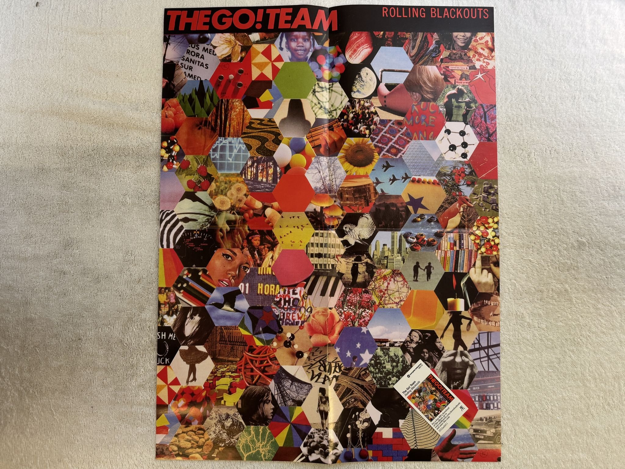 Omslagsbild för skivan THE GO! TEAM Rolling Blackouts LP 2011 MEMPHIS INDUSTRIES MI0178LP