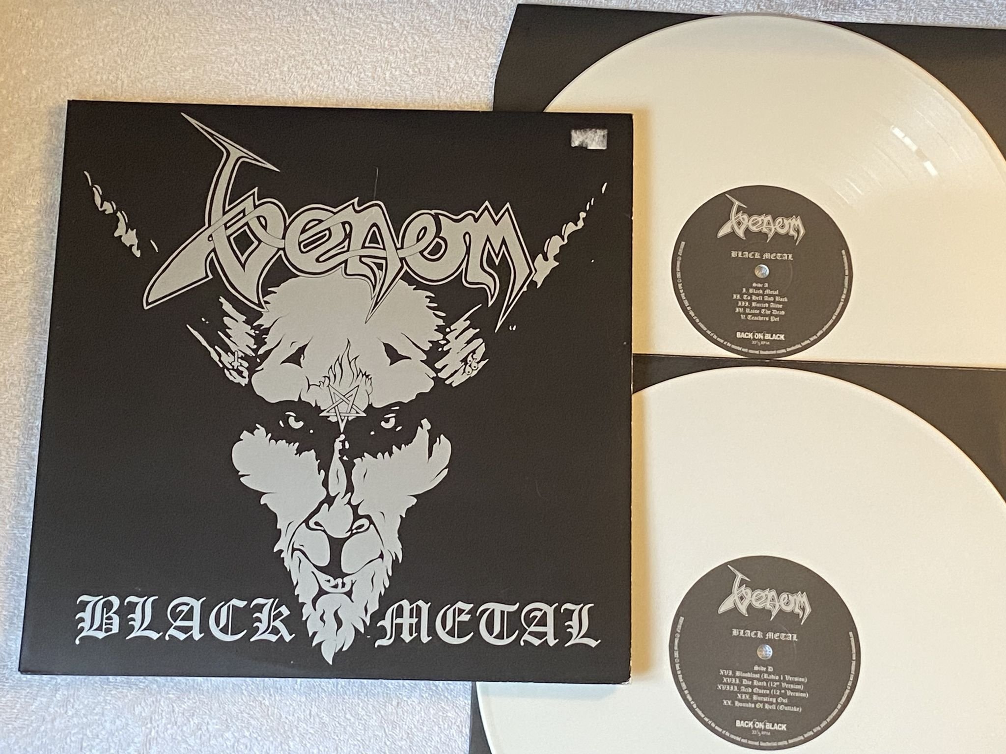 Omslagsbild för skivan VENOM black metal 2xLP 2010 UK BACK ON BLACK BOBV197LP ** WHITE **