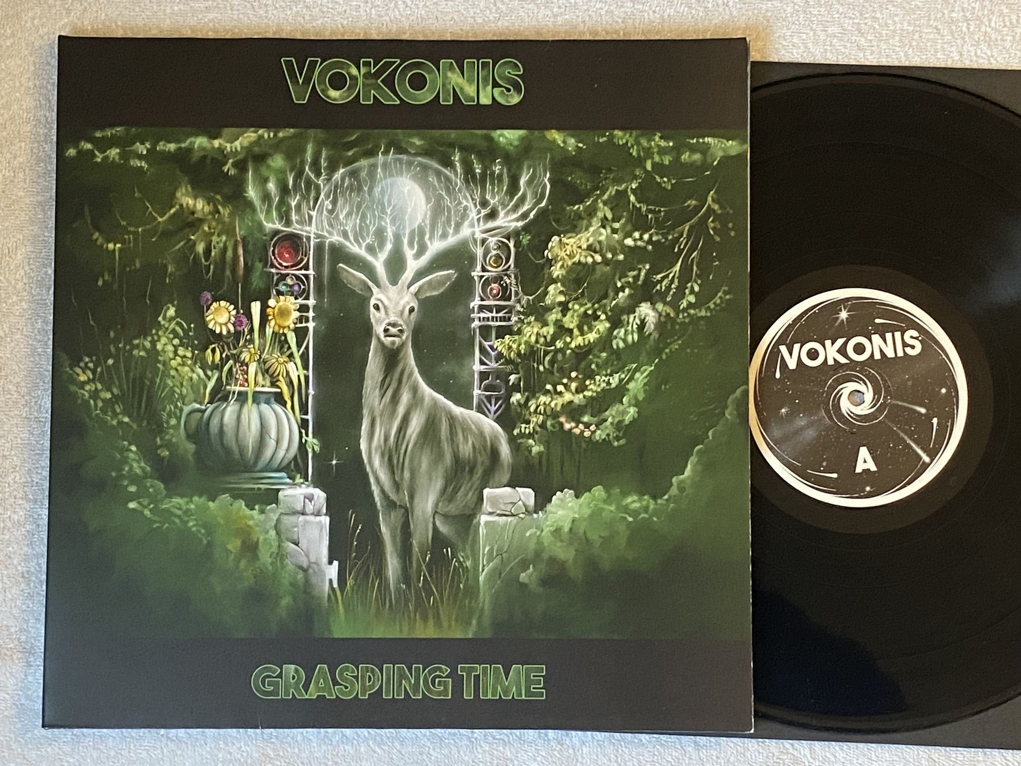 Omslagsbild för skivan VOKONIS grasping time LP 2019 THE SIGN TRL017