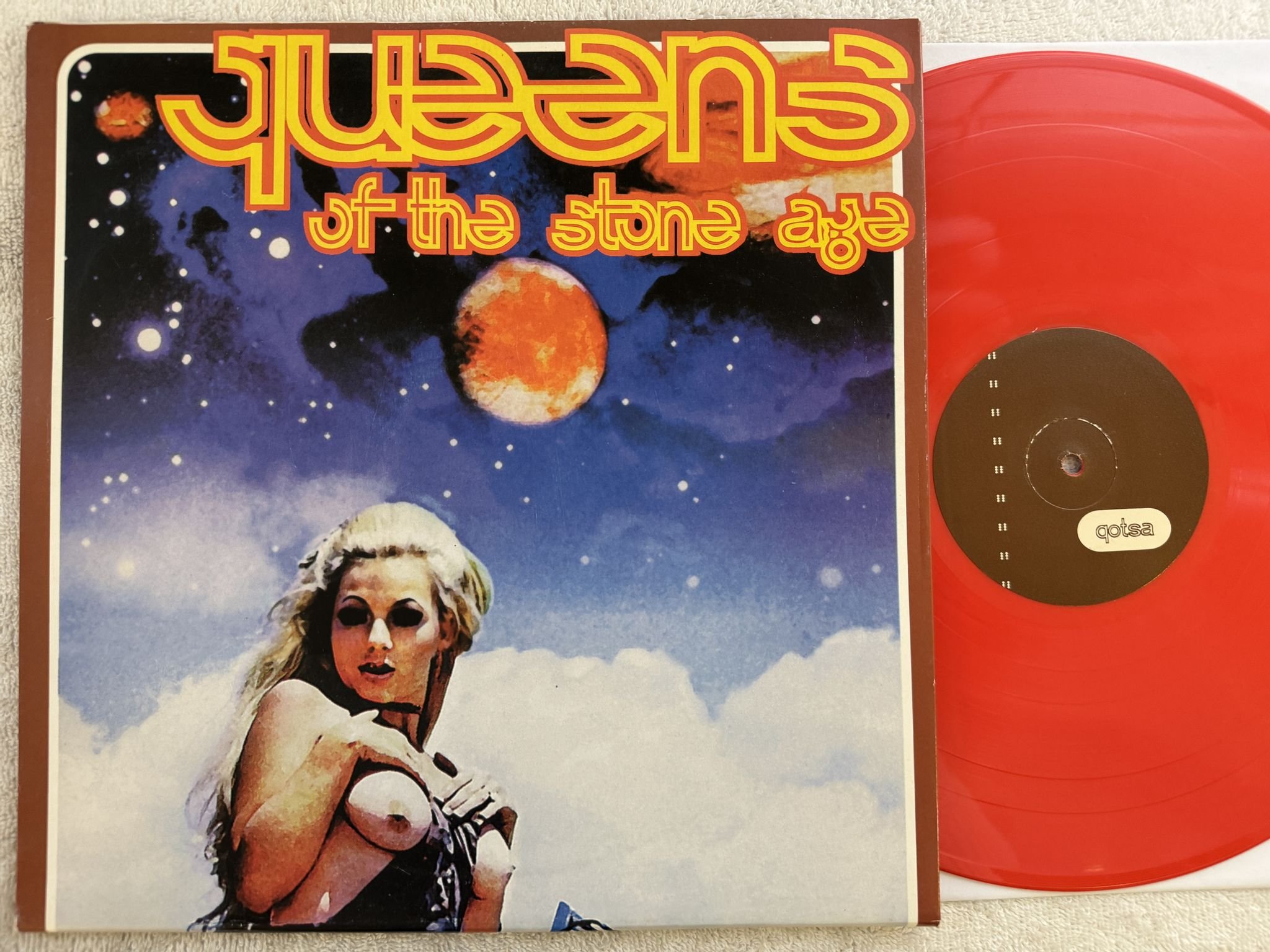 Omslagsbild för skivan Queens Of The Stone Age s/t LP 2022 MATADOR OLE1768LP *** ORANGE VINYL ***