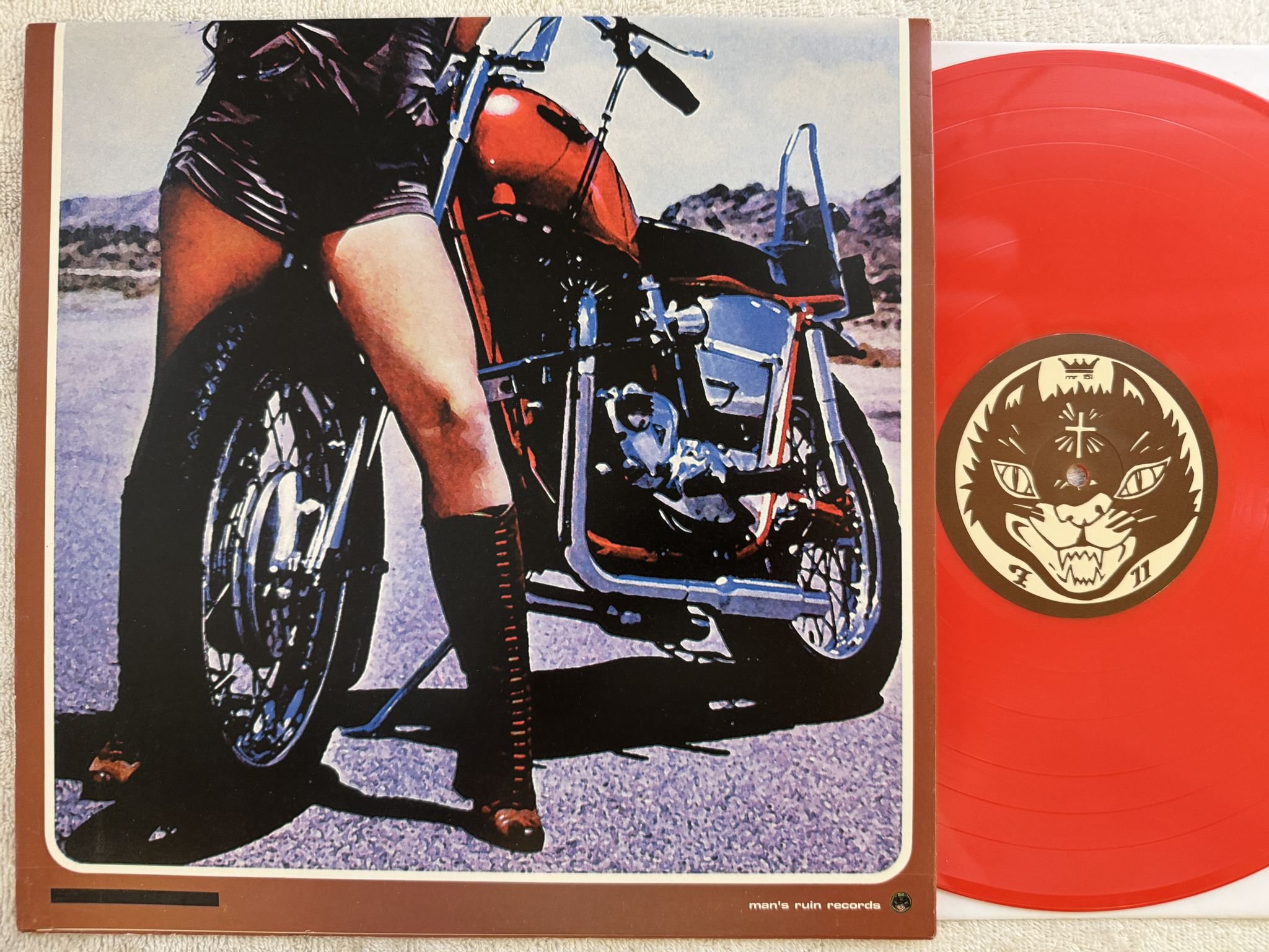 Omslagsbild för skivan Queens Of The Stone Age s/t LP 2022 MATADOR OLE1768LP *** ORANGE VINYL ***