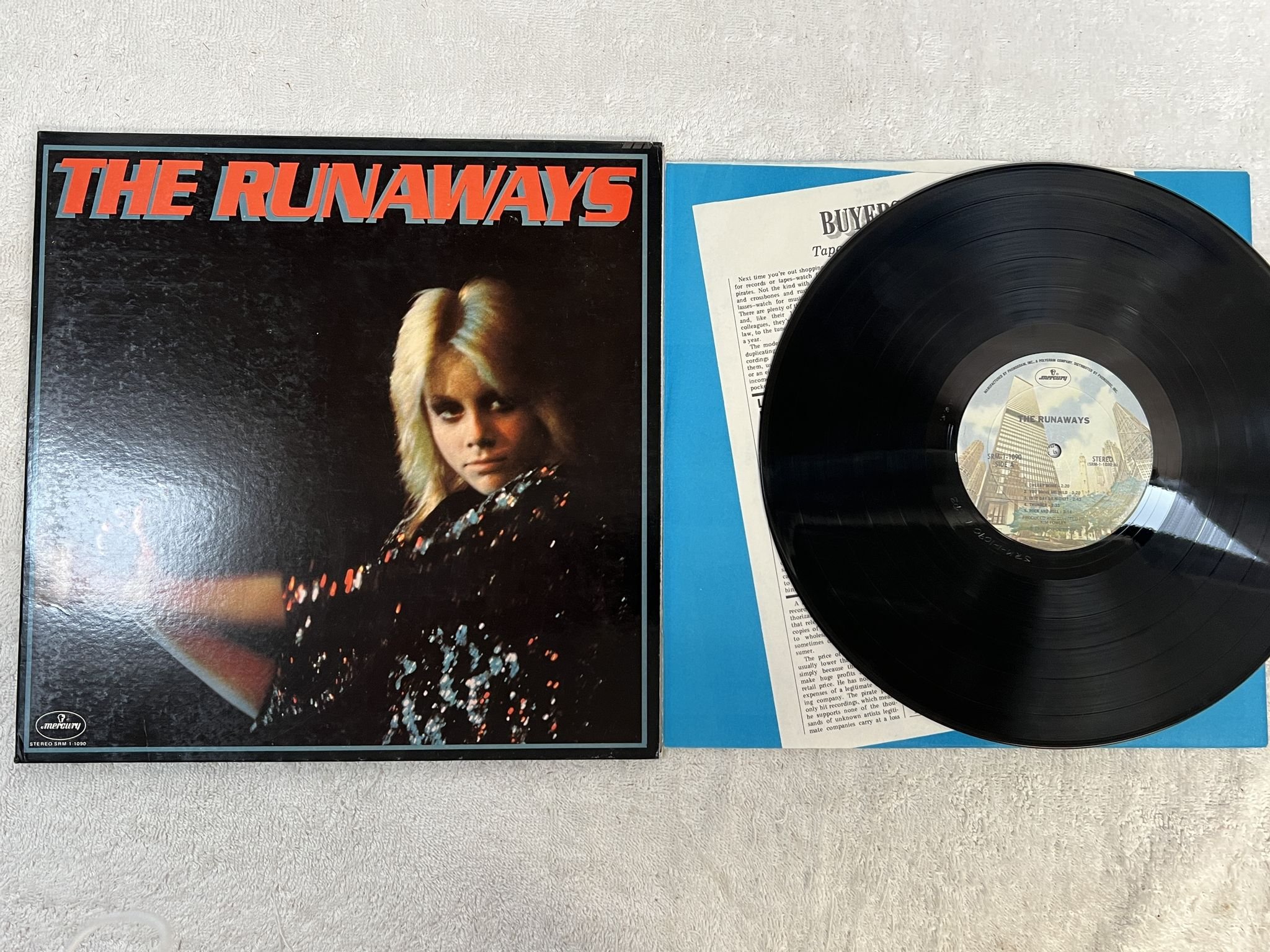 Omslagsbild för skivan THE RUNAWAYS s/t LP -76 US MERCURY SRM-1 1090