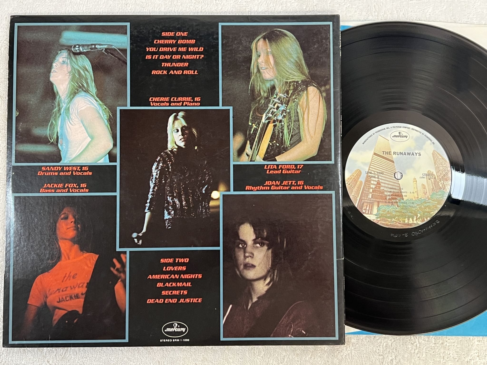 Omslagsbild för skivan THE RUNAWAYS s/t LP -76 US MERCURY SRM-1 1090