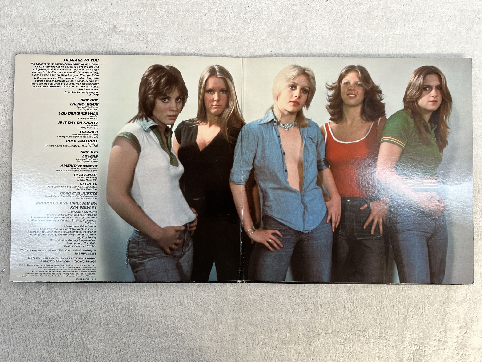 Omslagsbild för skivan THE RUNAWAYS s/t LP -76 US MERCURY SRM-1 1090