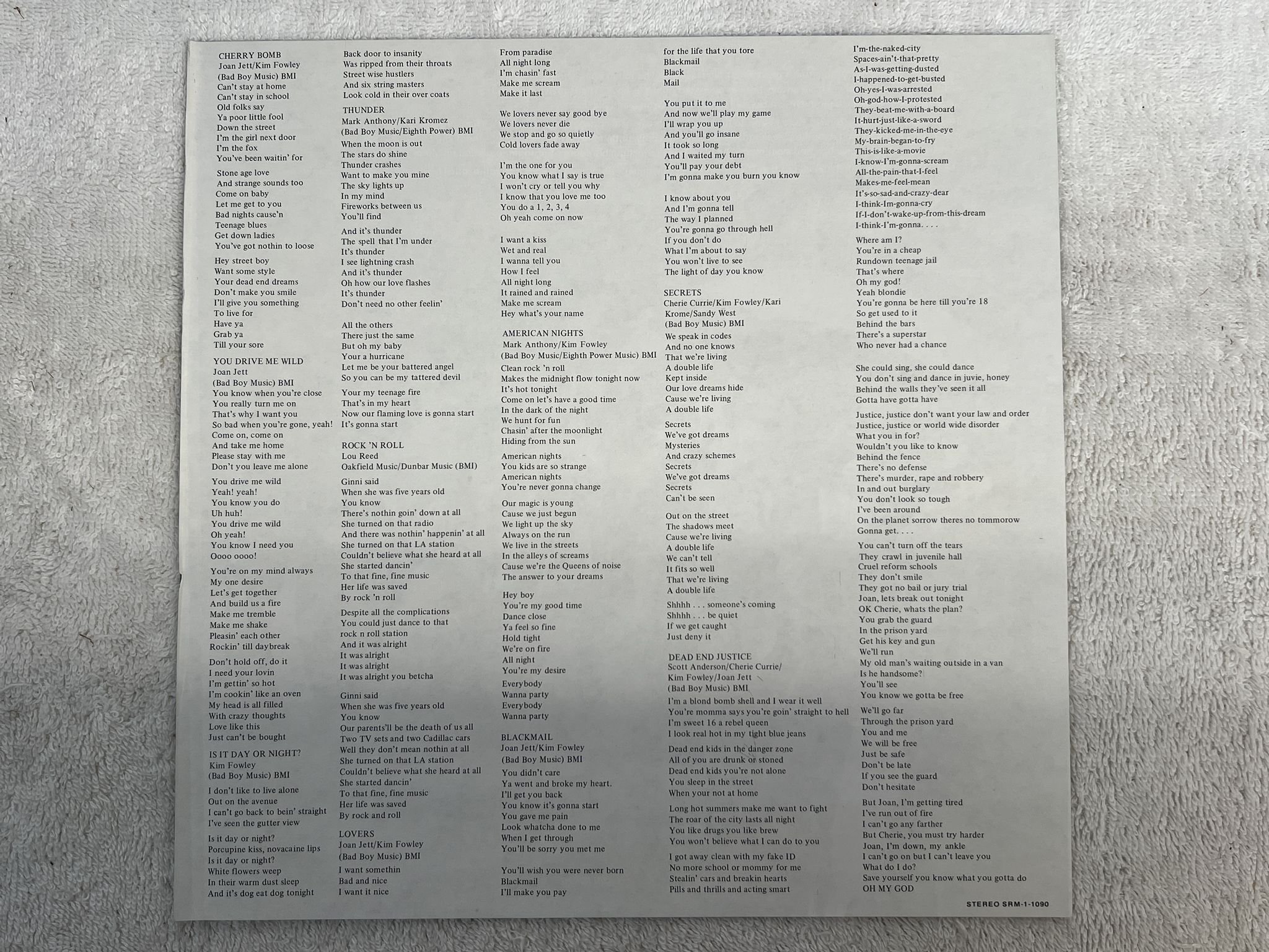 Omslagsbild för skivan THE RUNAWAYS s/t LP -76 US MERCURY SRM-1 1090