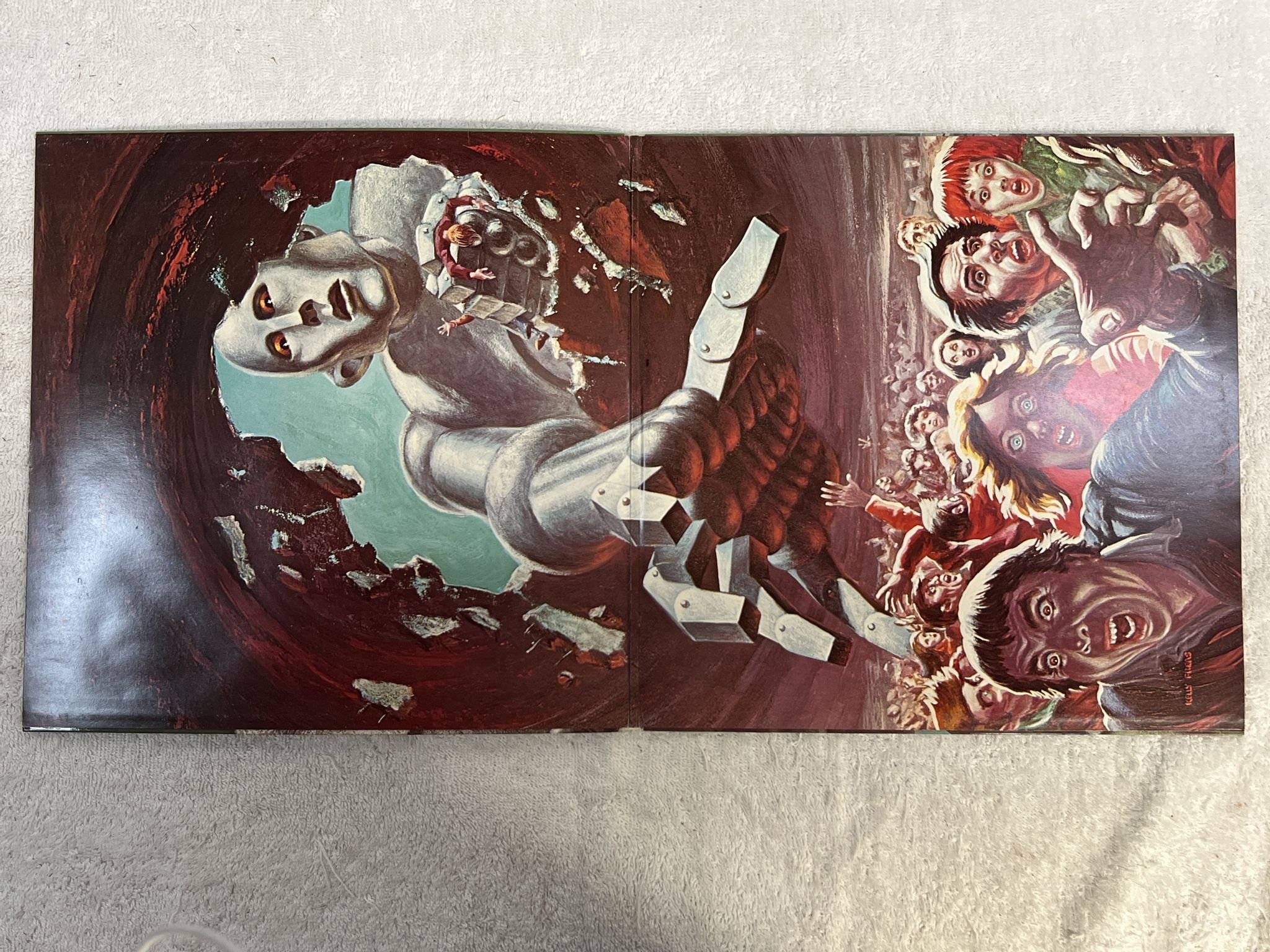 Omslagsbild för skivan QUEEN news of the world LP -77 ncb EMI 7C 064-60033