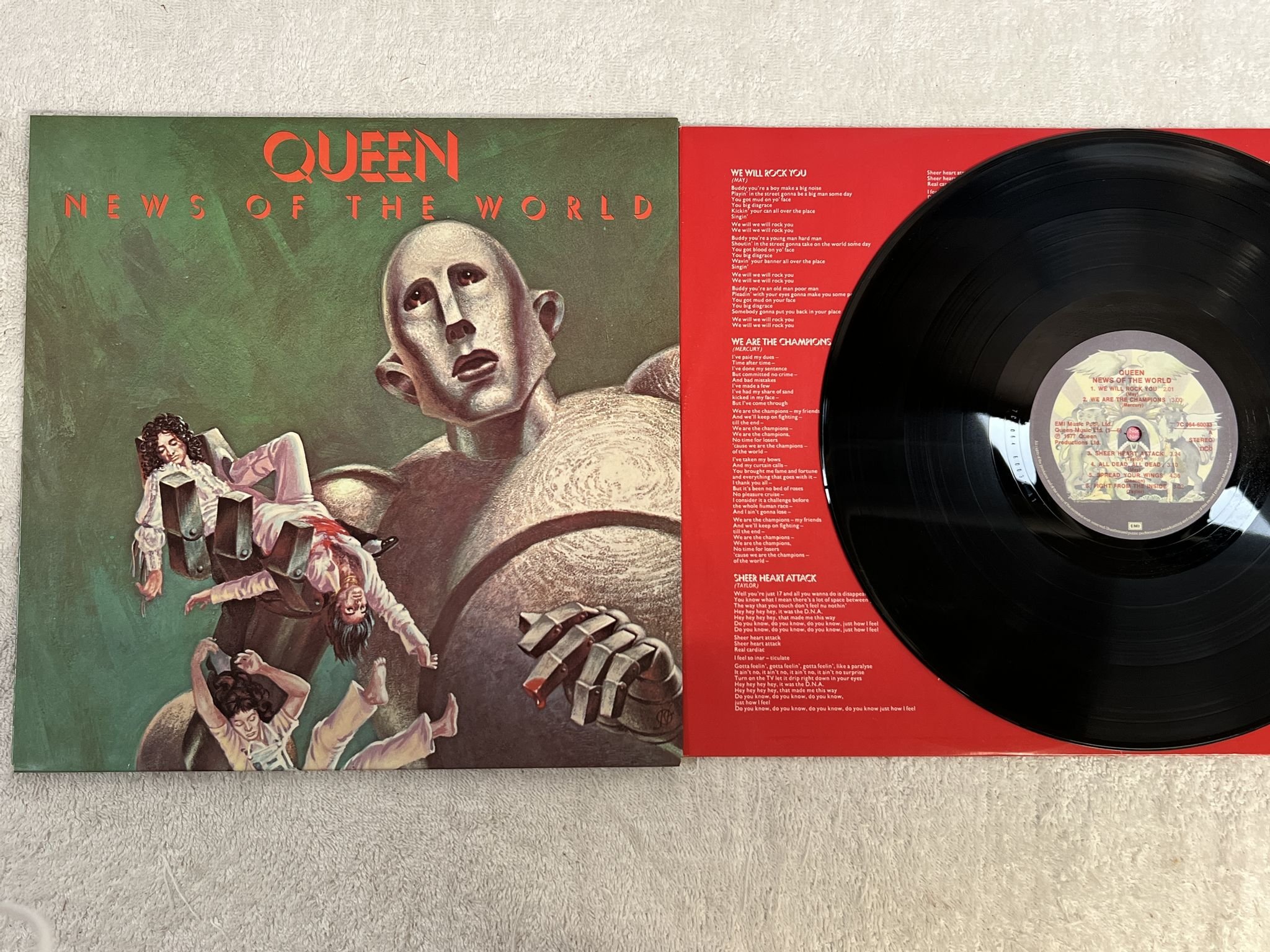 Omslagsbild för skivan QUEEN news of the world LP -77 ncb EMI 7C 064-60033