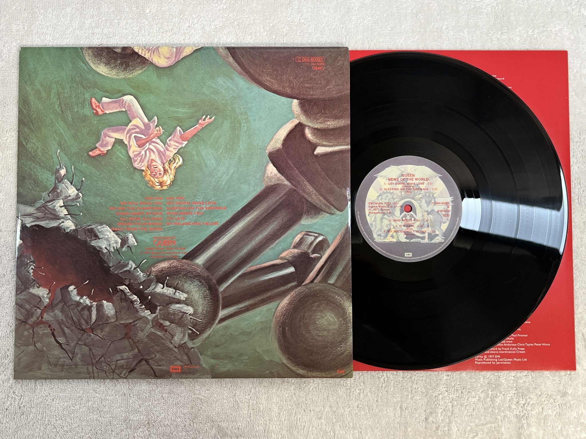 Omslagsbild för skivan QUEEN news of the world LP -77 ncb EMI 7C 064-60033