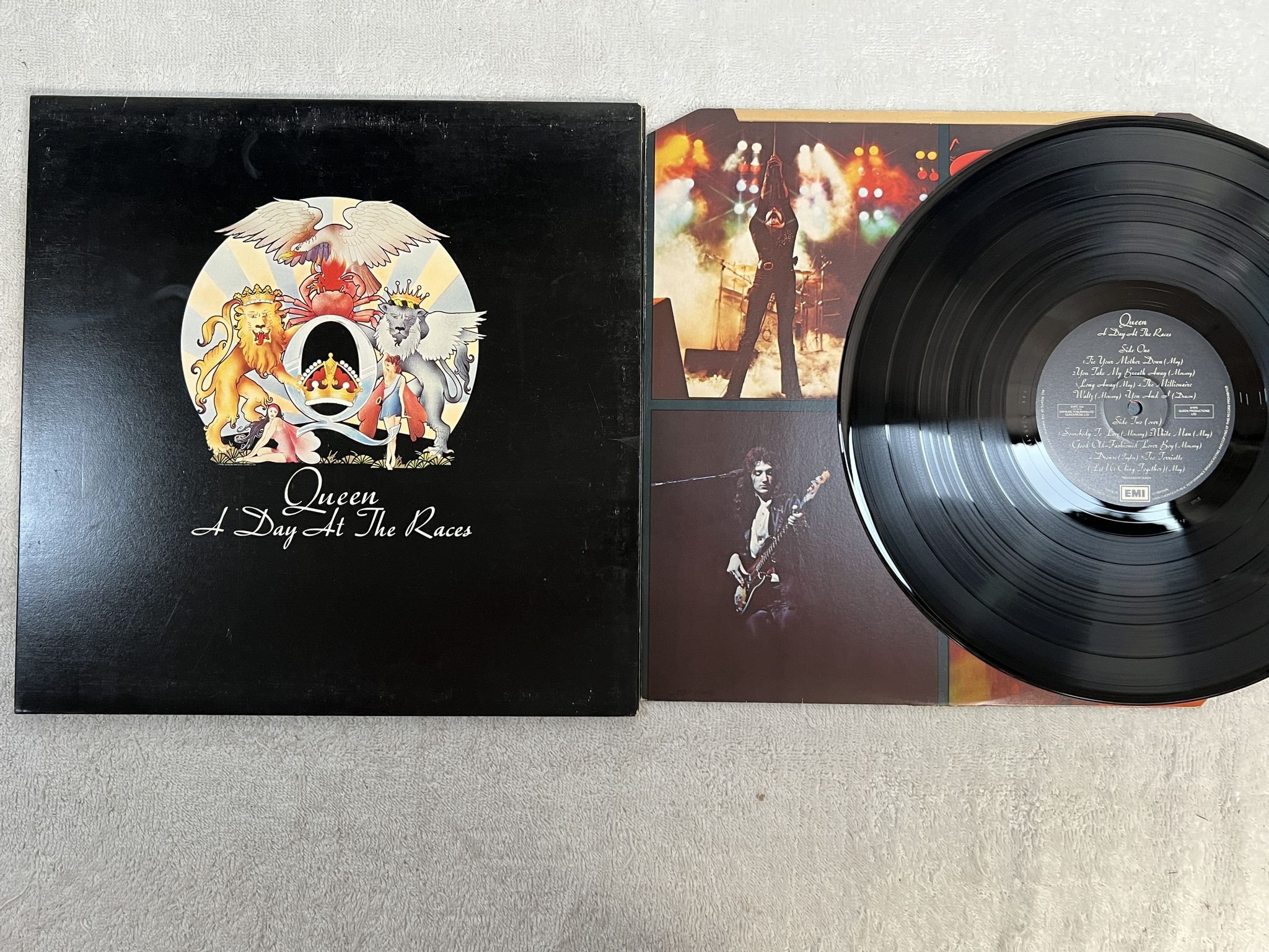 Omslagsbild för skivan QUEEN a day at the races LP -76 UK EMI EMTC 104