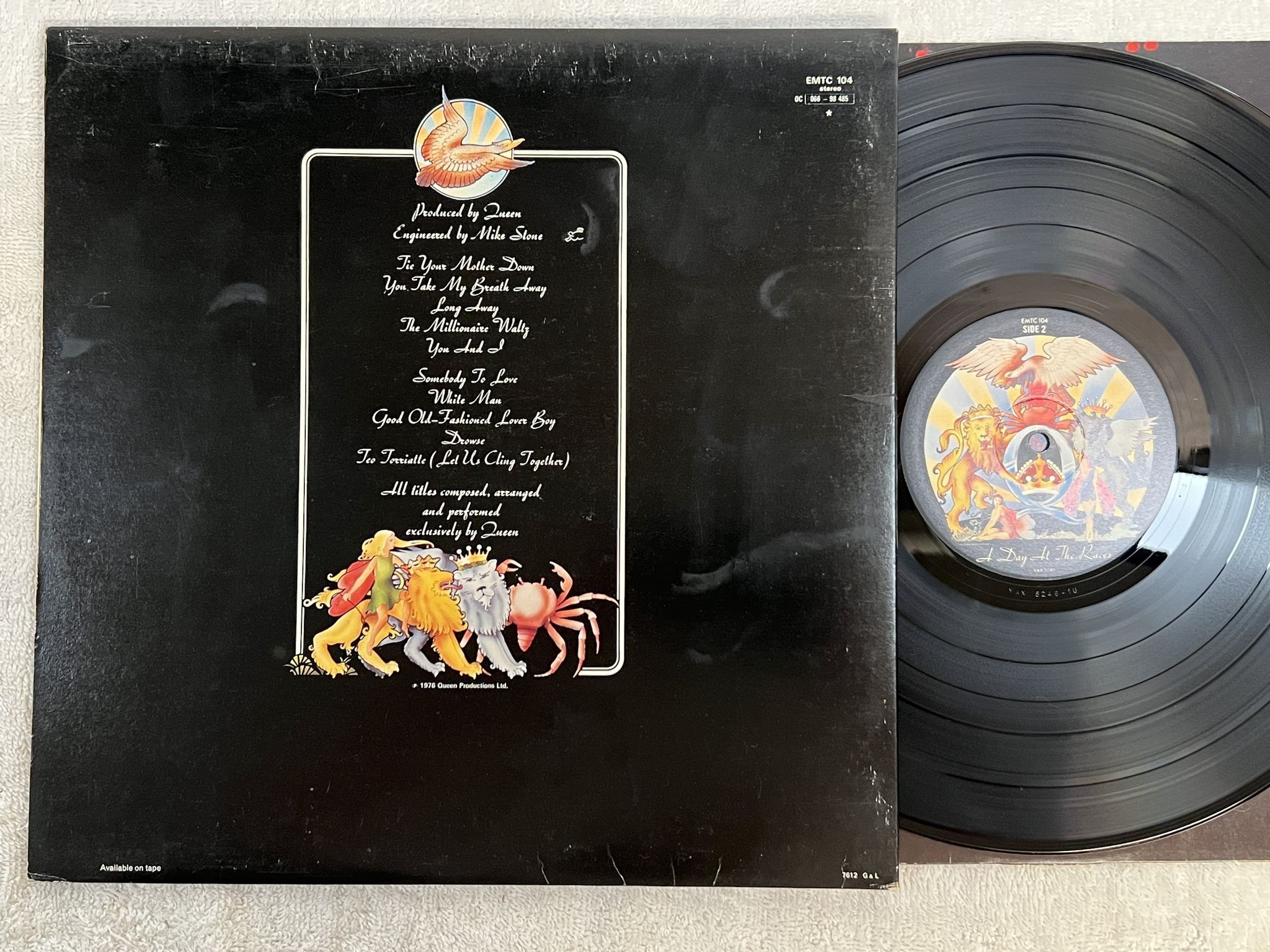 Omslagsbild för skivan QUEEN a day at the races LP -76 UK EMI EMTC 104