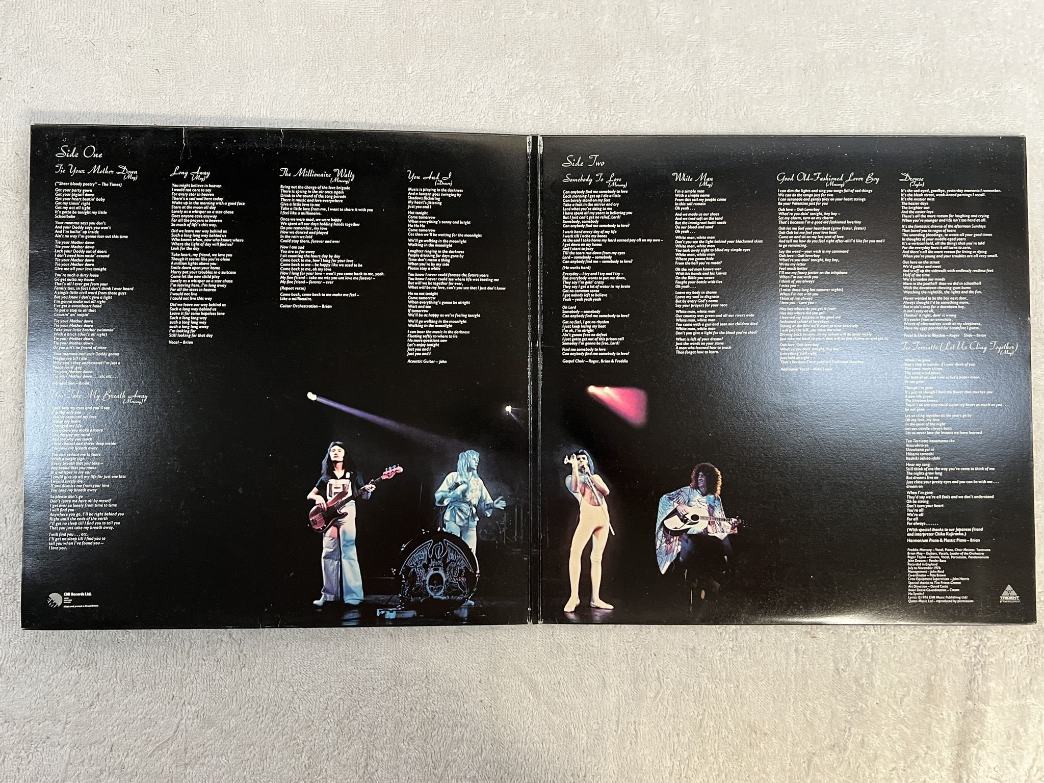 Omslagsbild för skivan QUEEN a day at the races LP -76 UK EMI EMTC 104