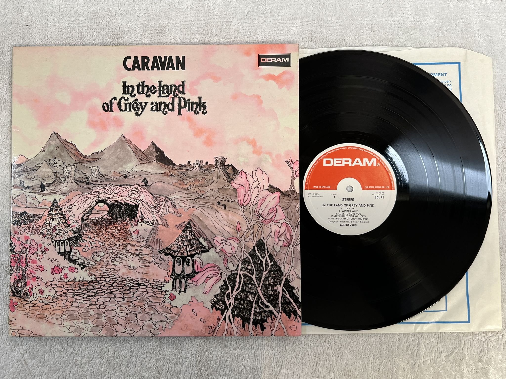Omslagsbild för skivan CARAVAN in the land of grey and pink LP -71 UK DERAM SDL R1