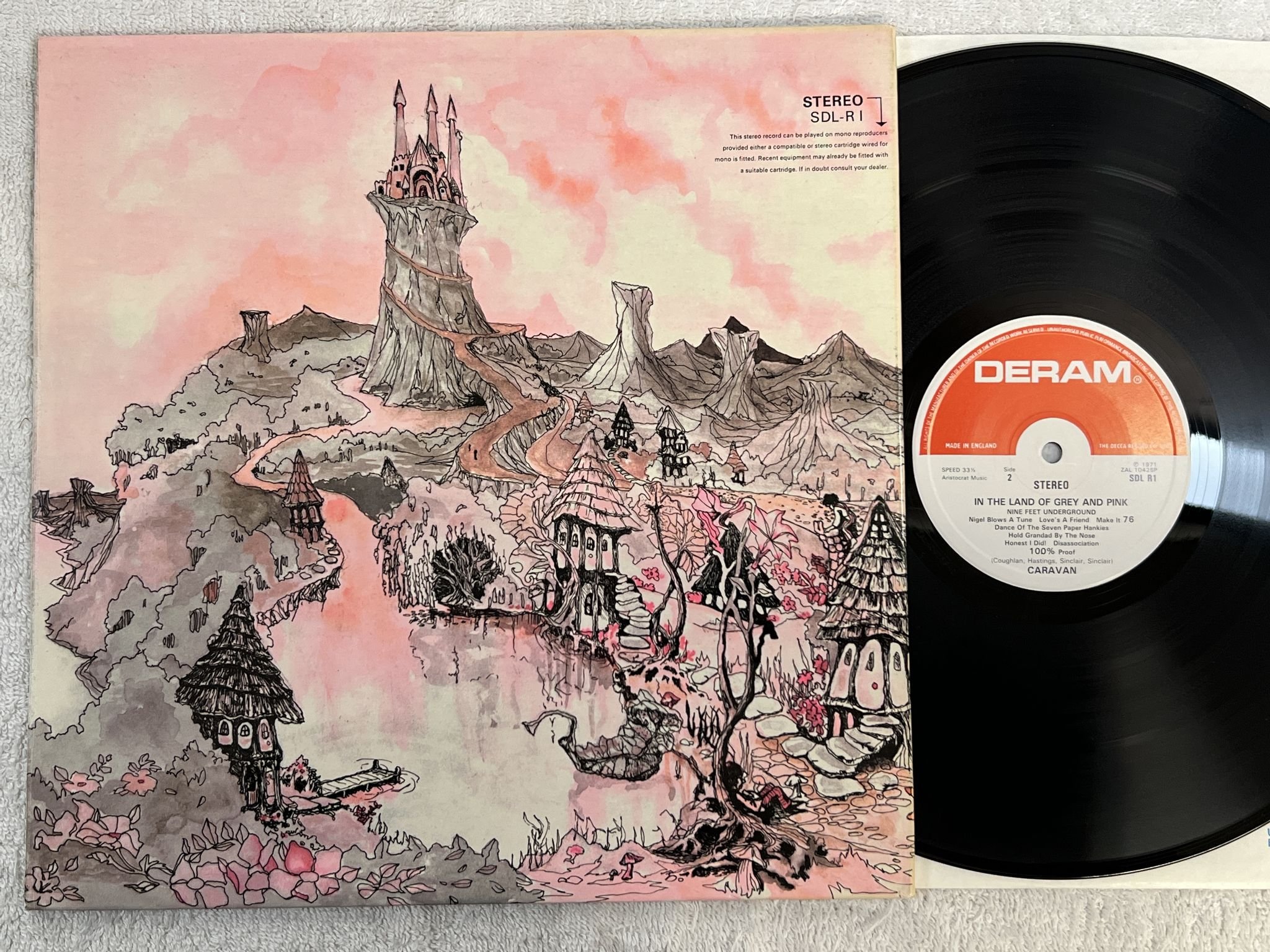 Omslagsbild för skivan CARAVAN in the land of grey and pink LP -71 UK DERAM SDL R1