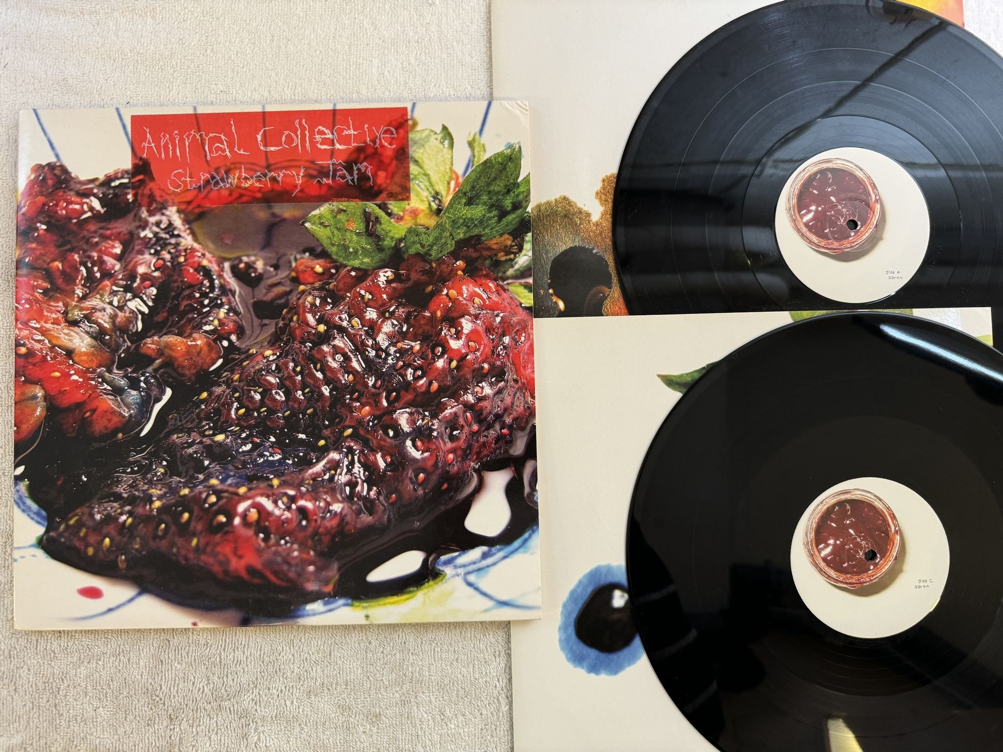 Omslagsbild för skivan ANIMAL COLLECTIVE Strawberry Jam 2xLP 2007 DOMINO WIGLP199