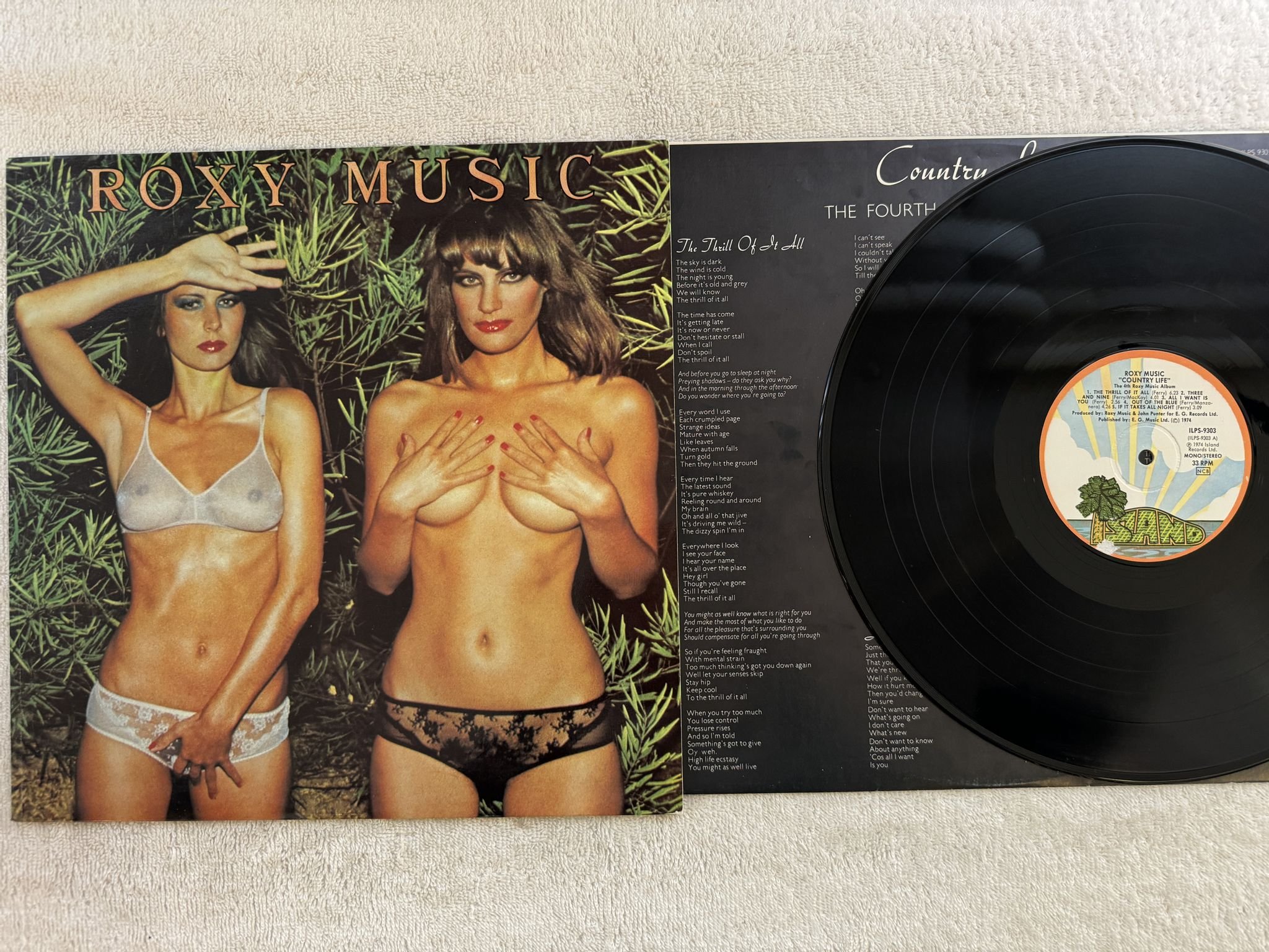 Omslagsbild för skivan ROXY MUSIC country life LP -74 ncb ISLAND ILPS 9303
