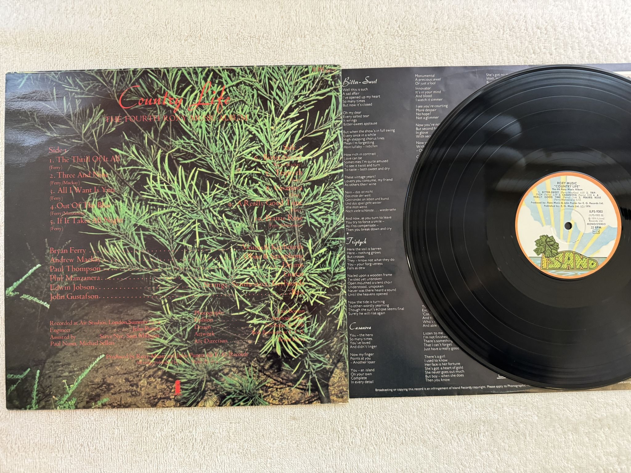 Omslagsbild för skivan ROXY MUSIC country life LP -74 ncb ISLAND ILPS 9303
