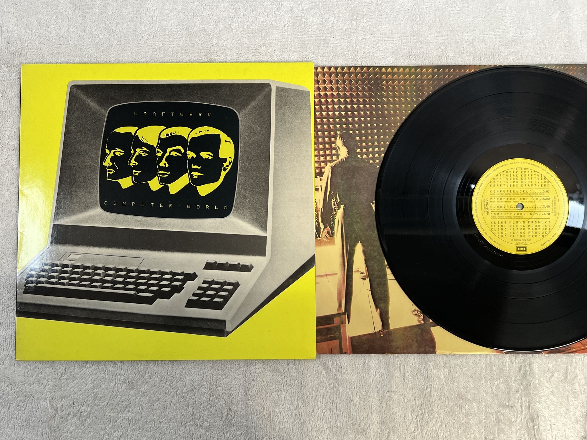 Omslagsbild för skivan KRAFTWERK computer world LP -81 Hol EMI 1A 062-64370
