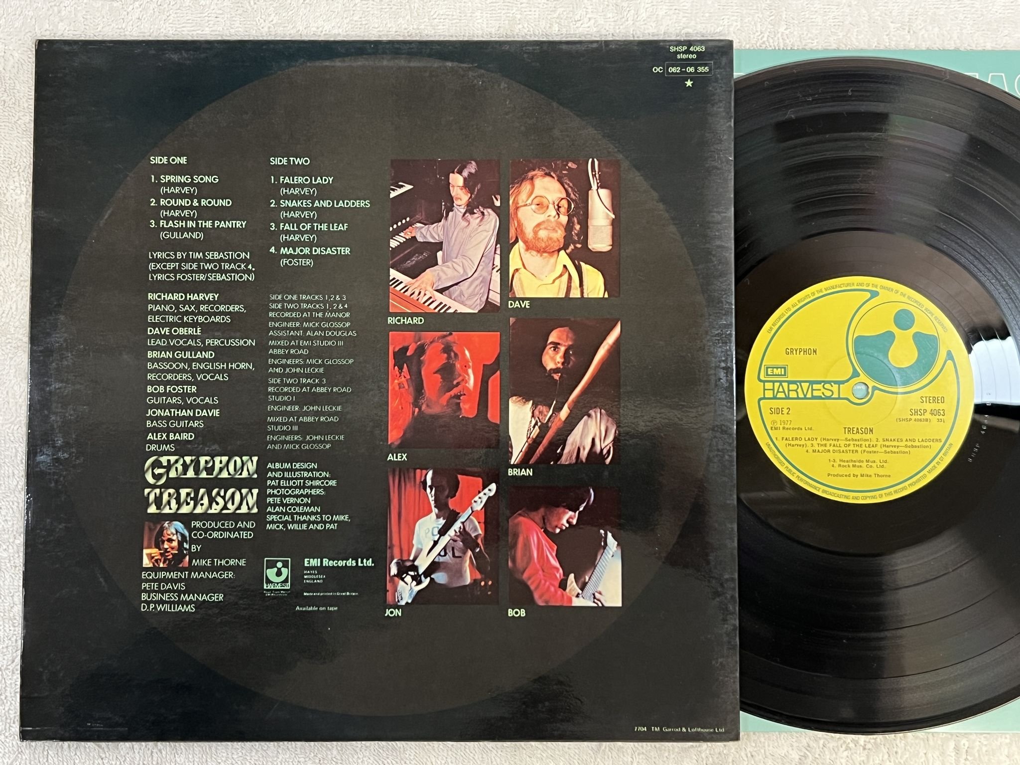 Omslagsbild för skivan GRYPHON Treason LP -77 UK HARVEST SHSP 4063